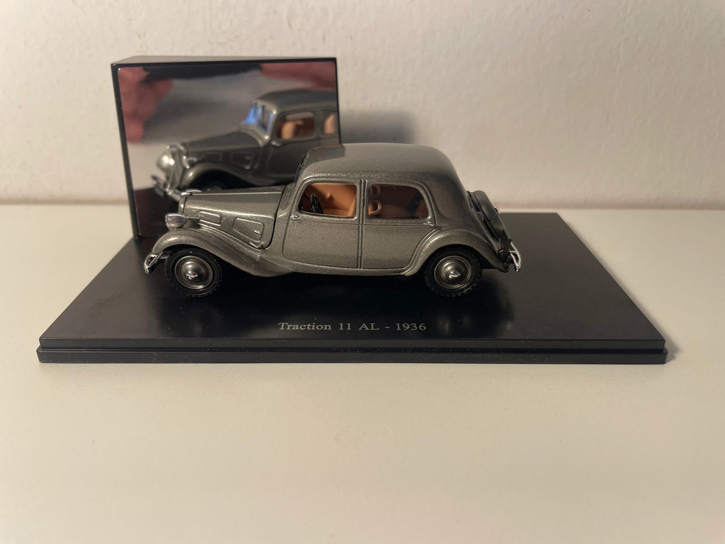 Citroën Traction 11 AL szara z 1936 roku (pudełko plexi)
