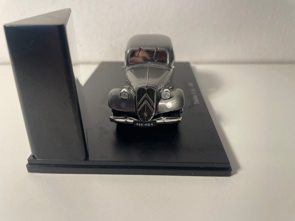 Citroën Traction 11 AL szara z 1936 roku (pudełko plexi)