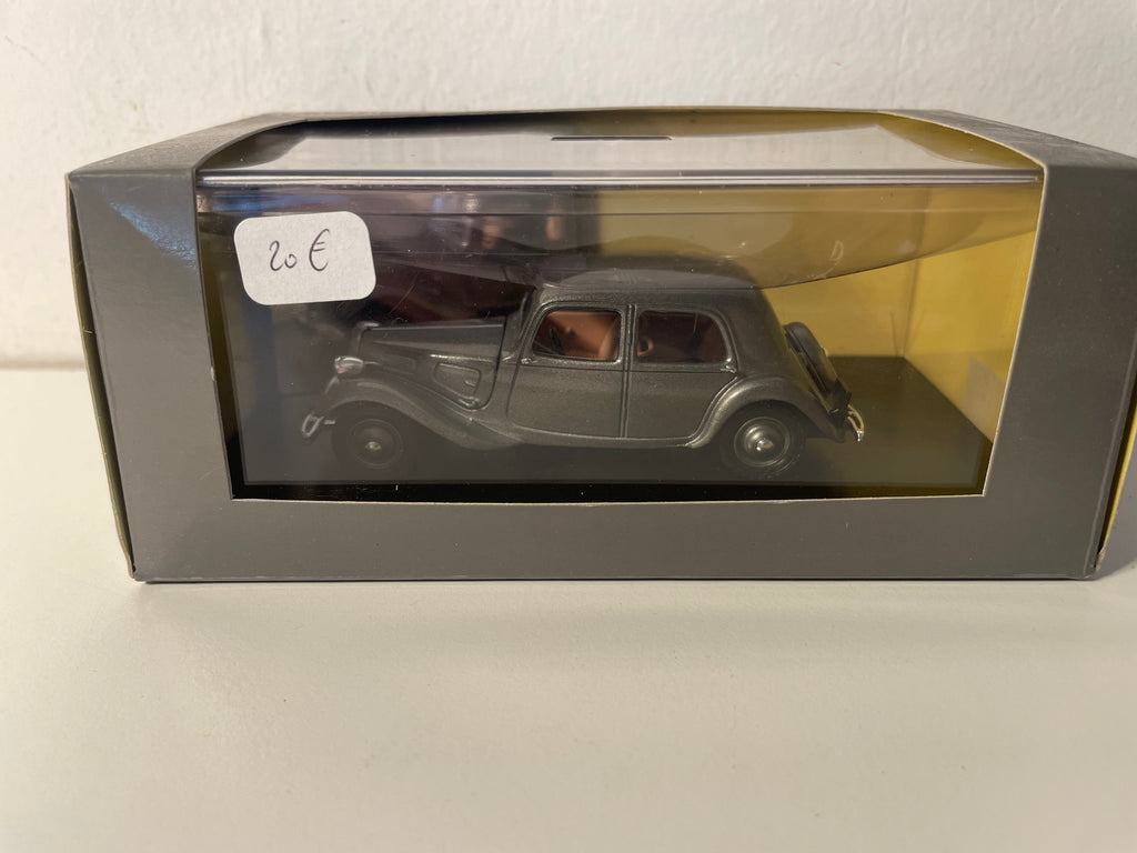 Citroën Traction 11 AL szara z 1936 roku (pudełko plexi)