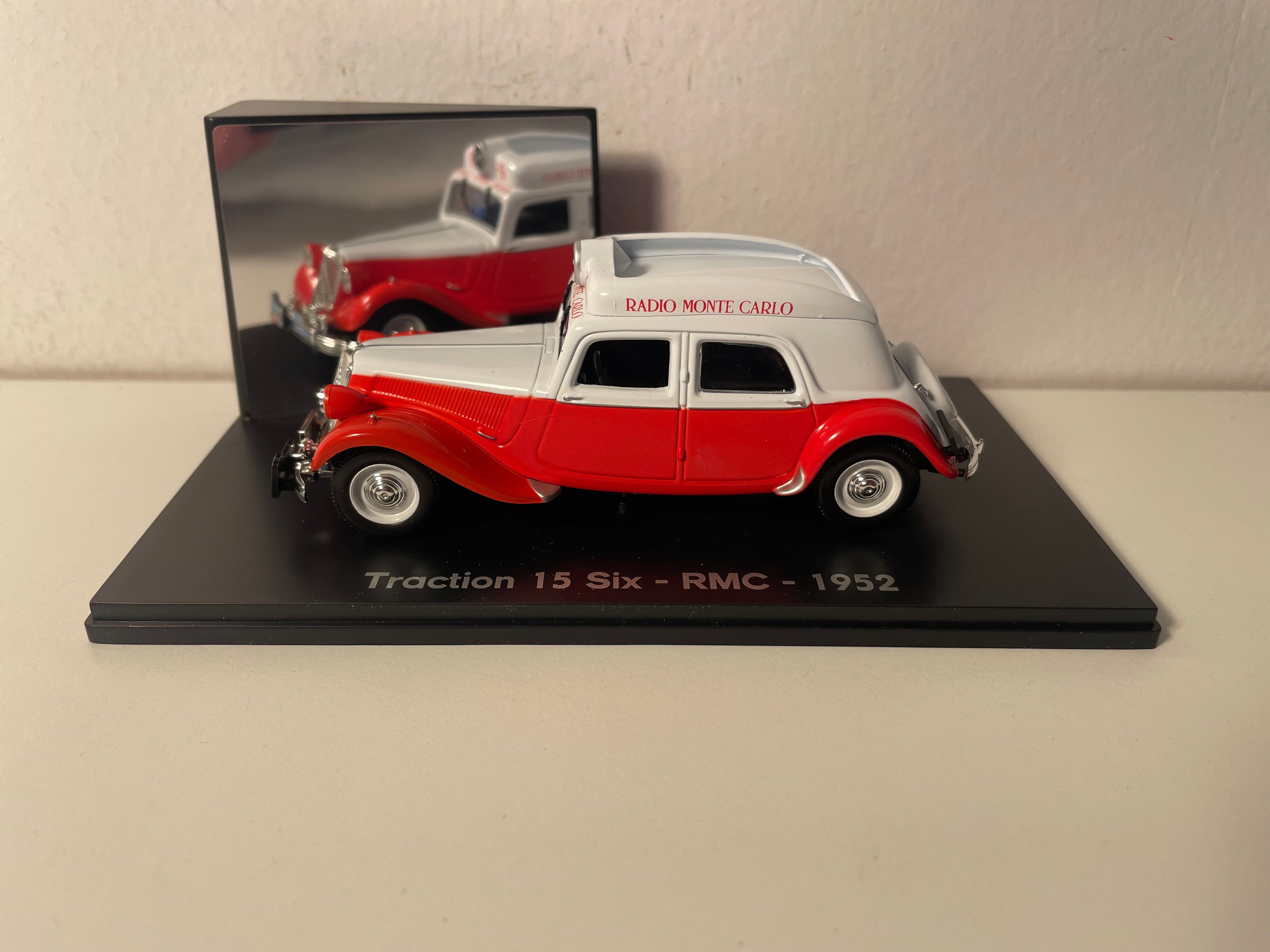 Citroën Traction 15 Six rood en wit van 1952 - RMC (plexi doos)