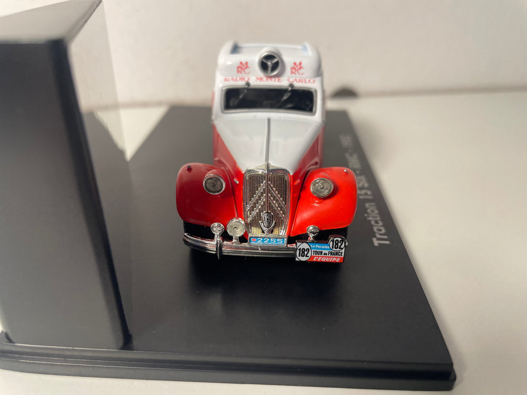 Citroën Traction 15 Six rosso e bianco del 1952 - RMC (scatola in plexiglass)
