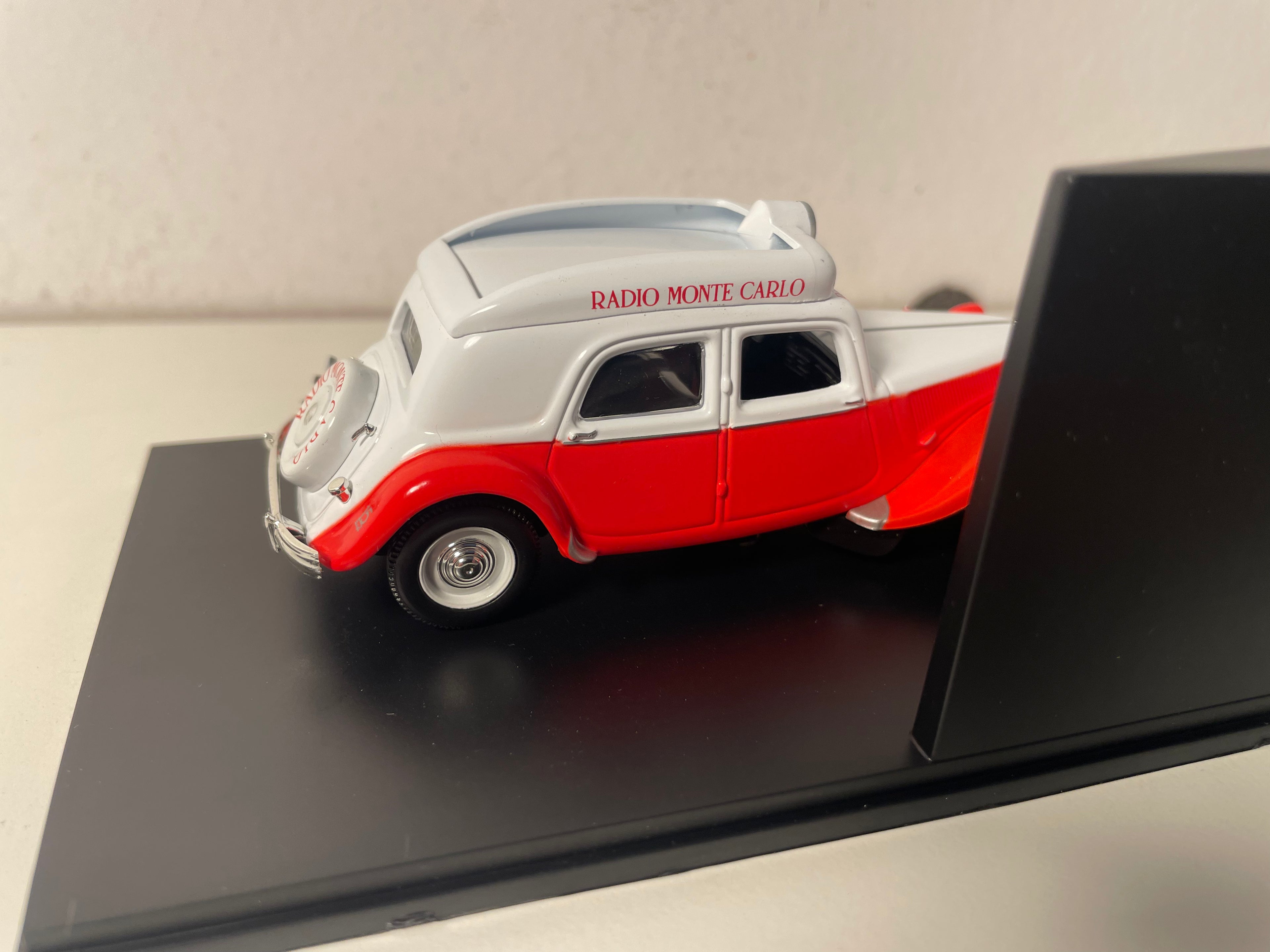 Citroën Traction 15 Six rood en wit van 1952 - RMC (plexi doos)