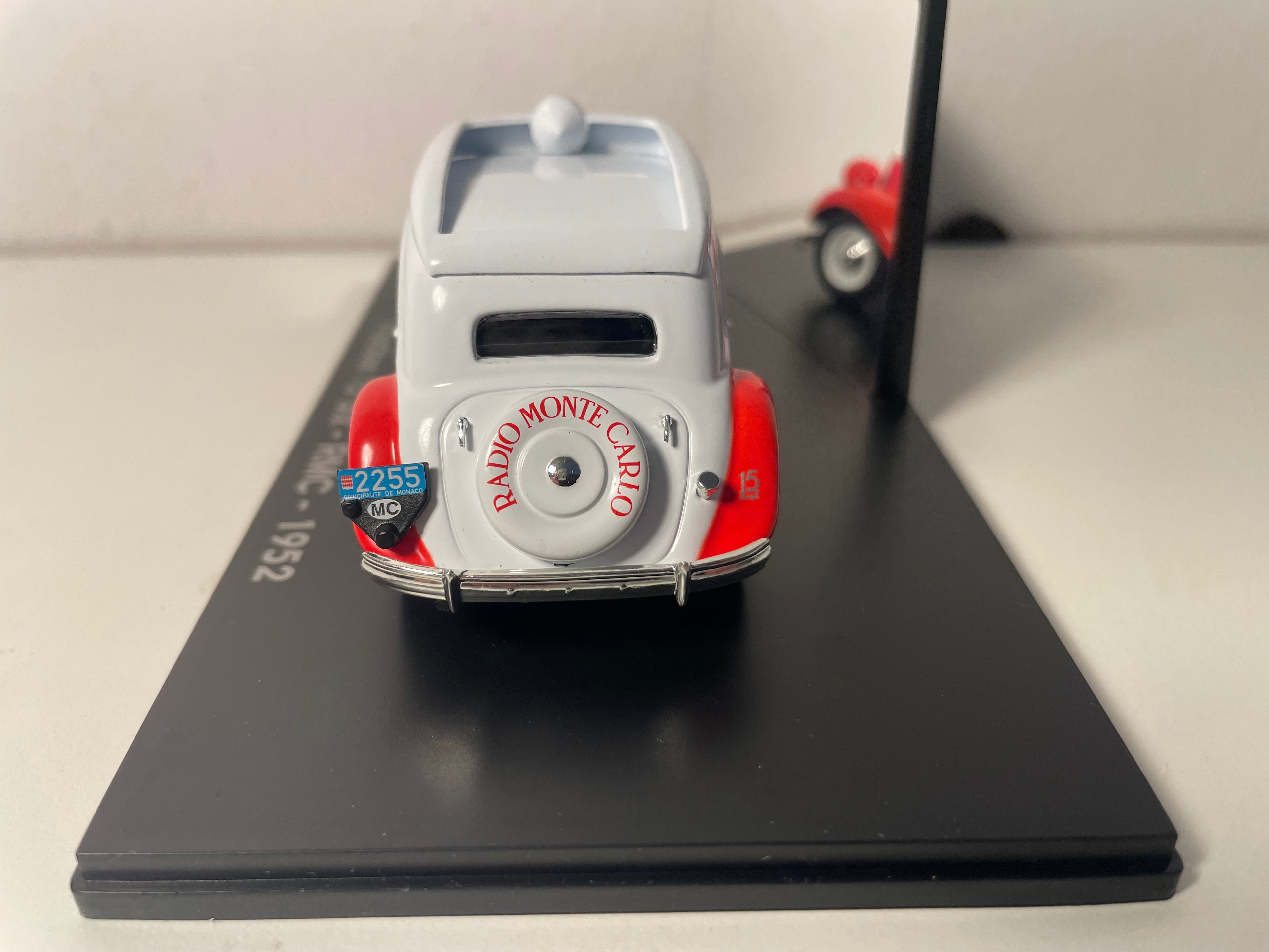Citroën Traction 15 Six rood en wit van 1952 - RMC (plexi doos)