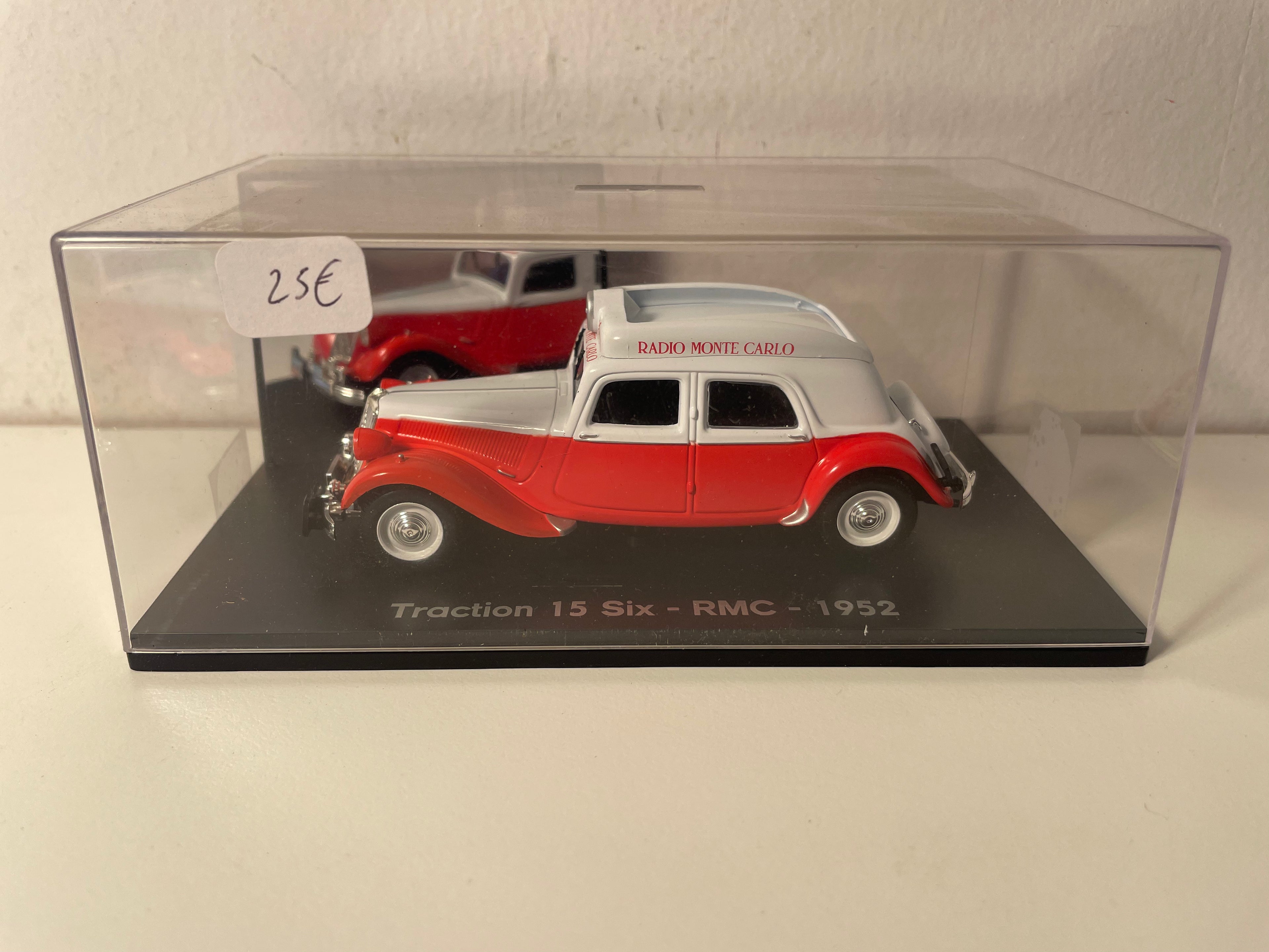 Citroën Traction 15 Six rood en wit van 1952 - RMC (plexi doos)