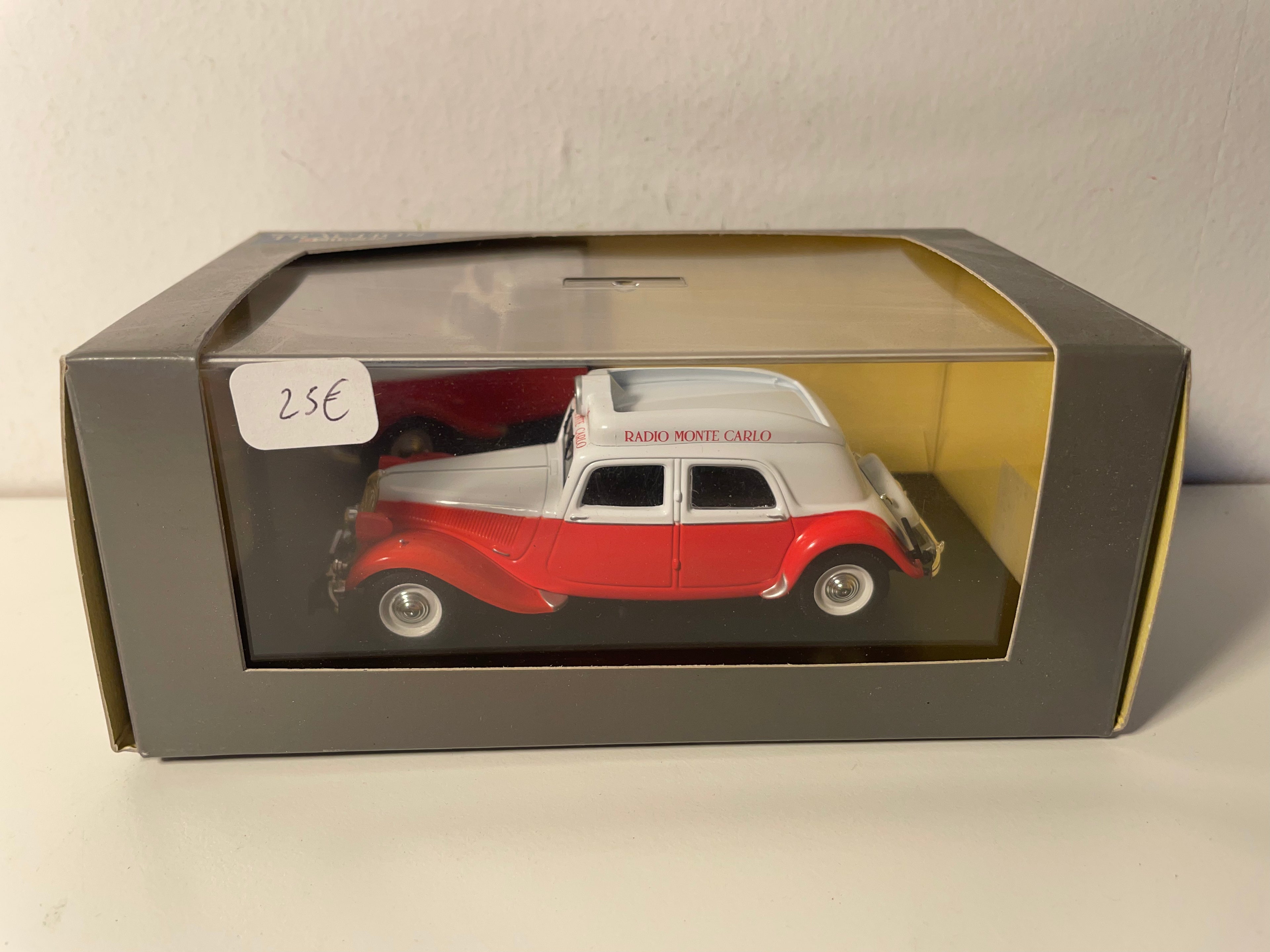 Citroën Traction 15 Six rosso e bianco del 1952 - RMC (scatola in plexiglass)
