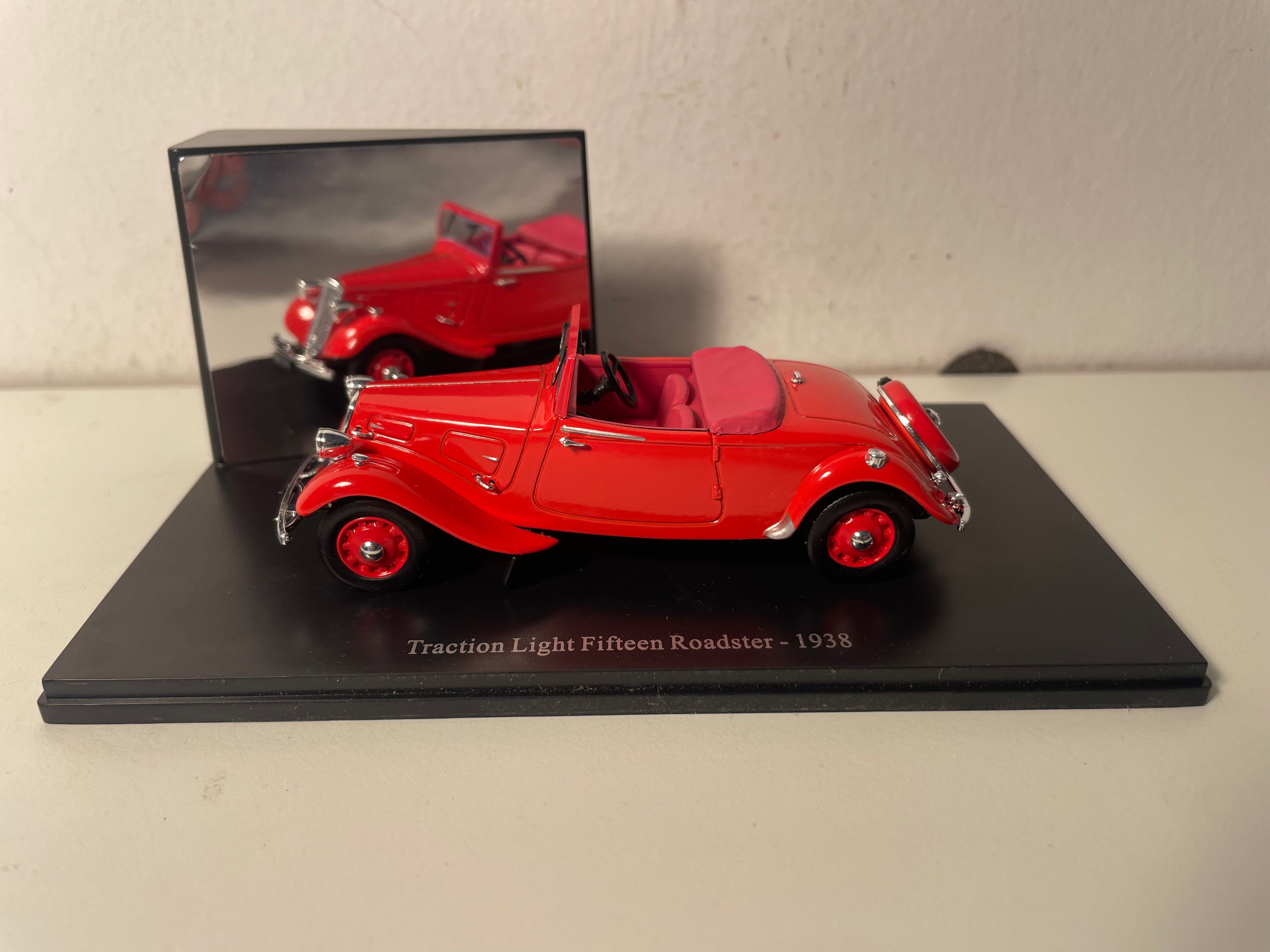 Citroën Traction Light Fifteen Roadster rood van 1938 (plexi doos)