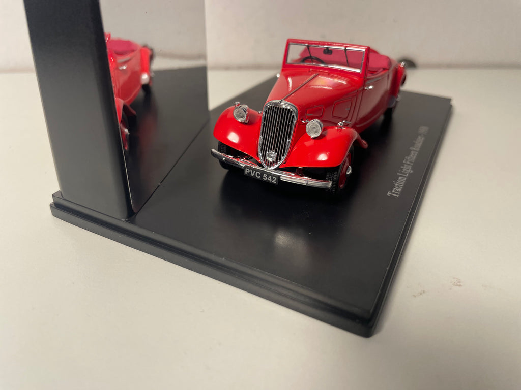 Citroën Traction Light Fifteen Roadster rouge de 1938 (boite plexi)