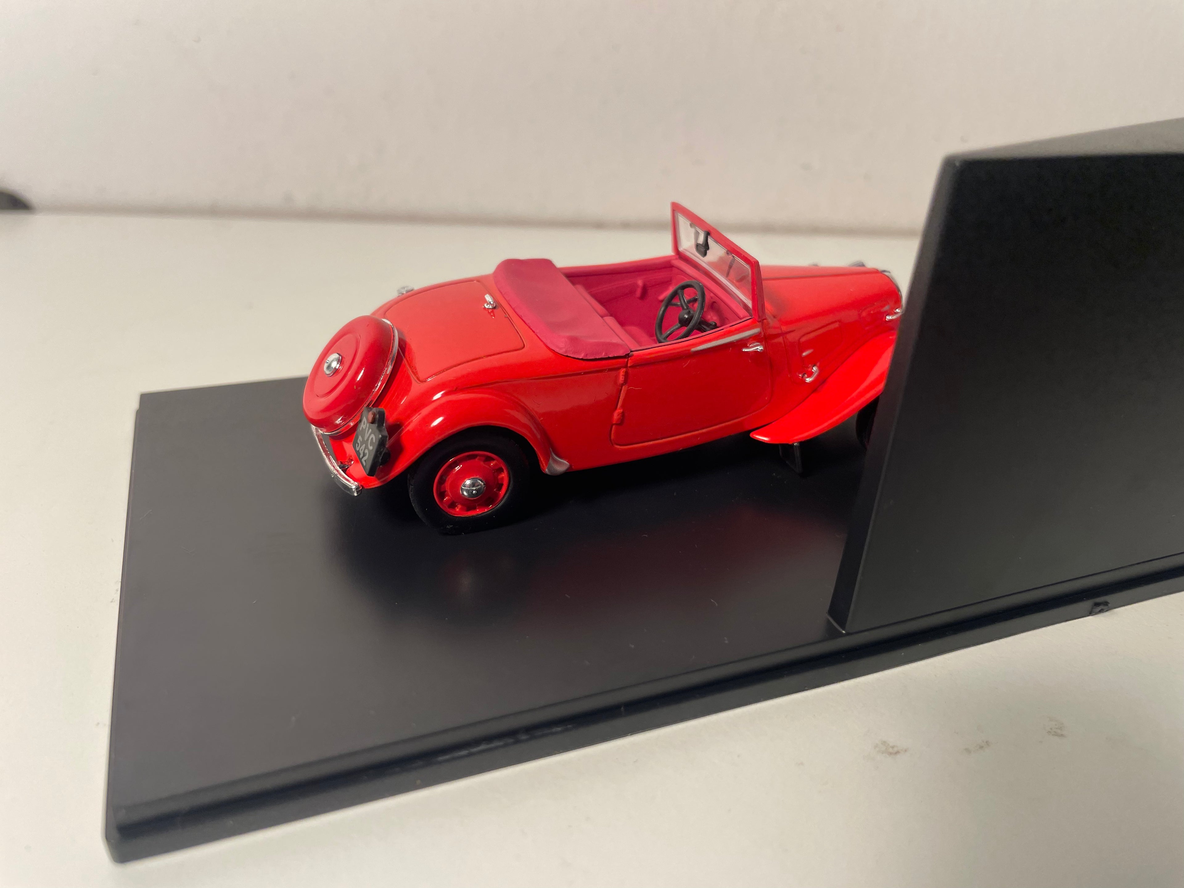 Citroën Traction Light Fifteen Roadster rood van 1938 (plexi doos)
