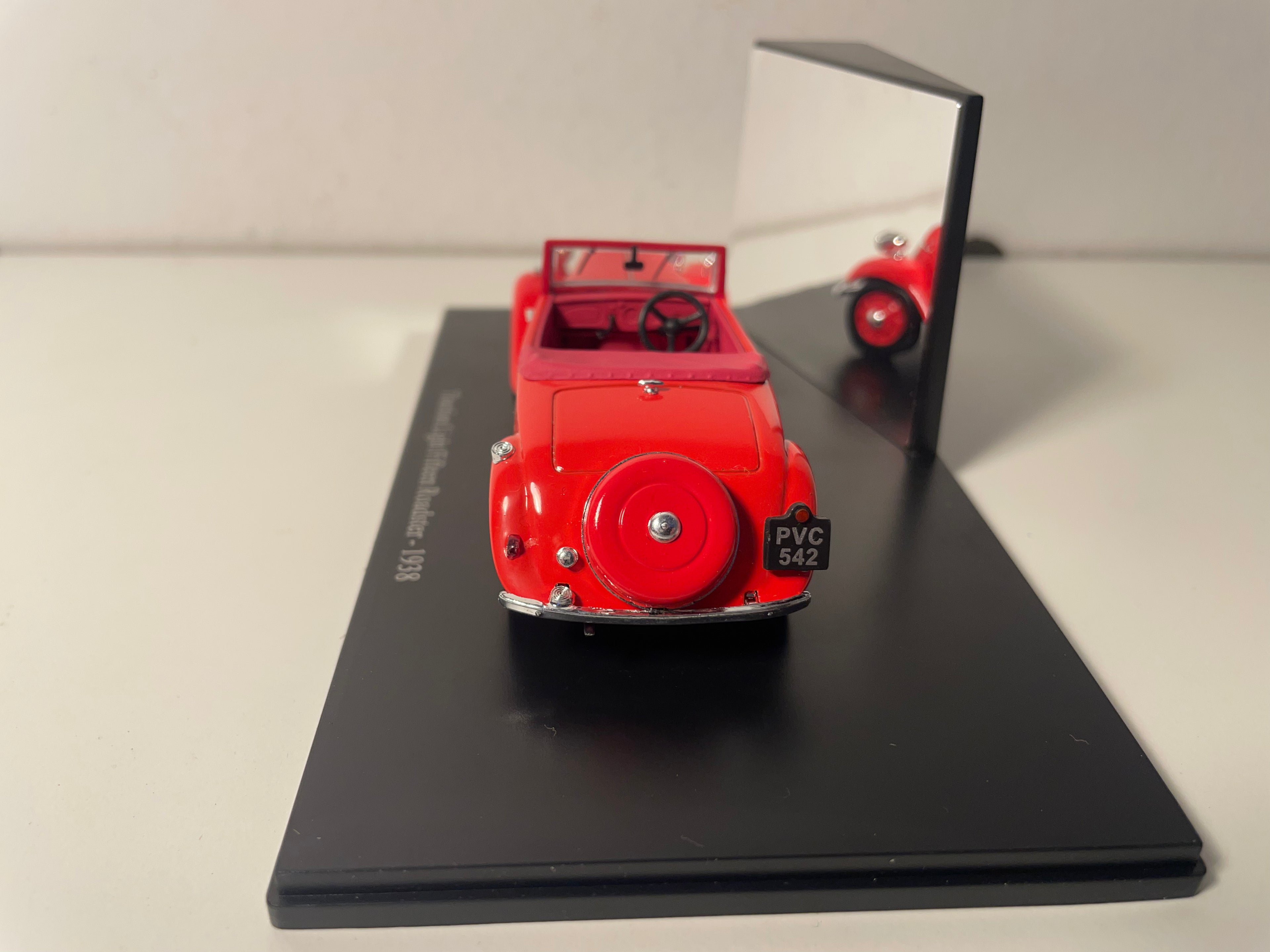 Citroën Traction Light Fifteen Roadster rood van 1938 (plexi doos)
