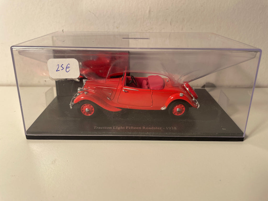 Citroën Traction Light Fifteen Roadster rouge de 1938 (boite plexi)