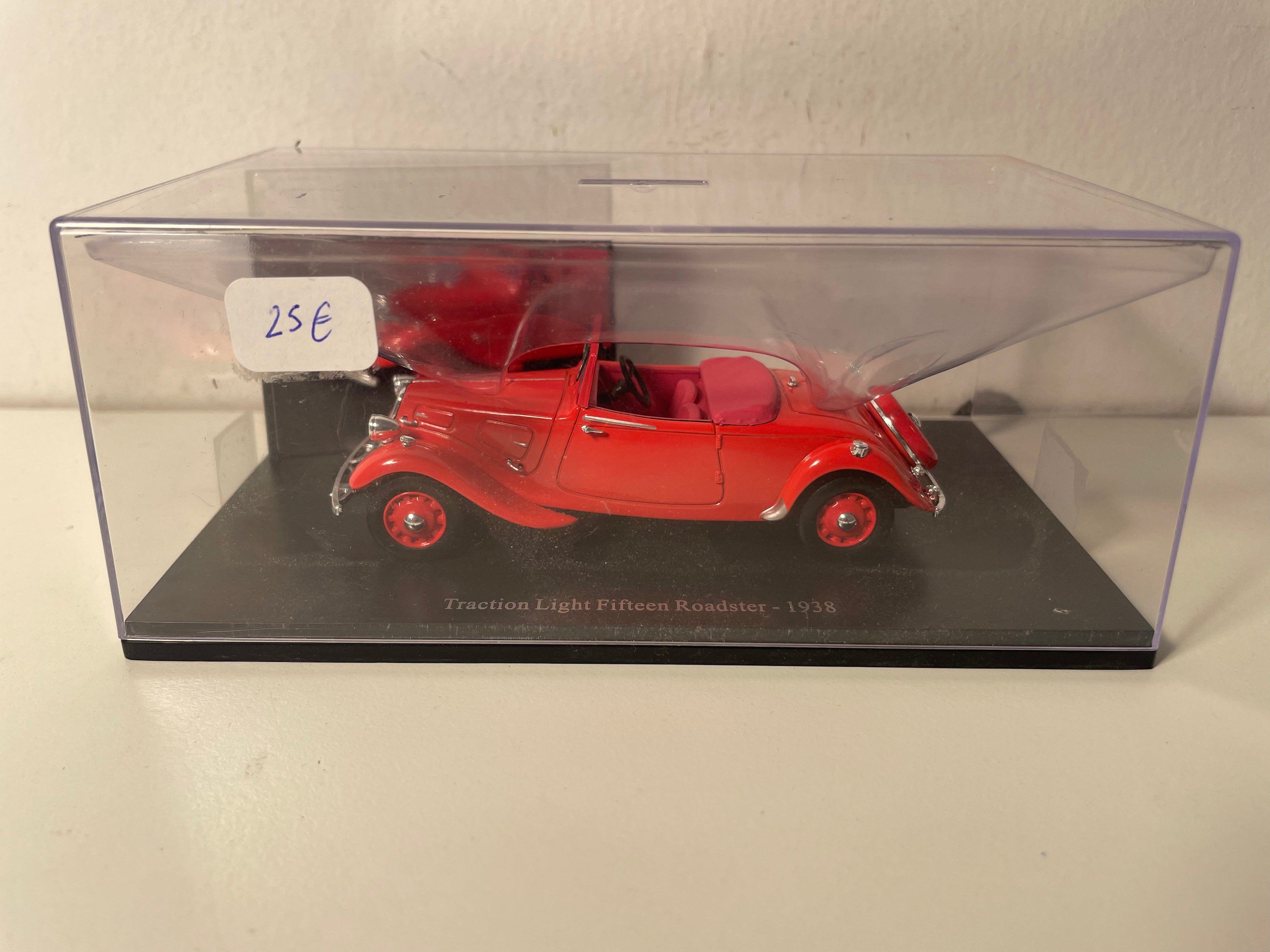 Citroën Traction Light Fifteen Roadster rood van 1938 (plexi doos)