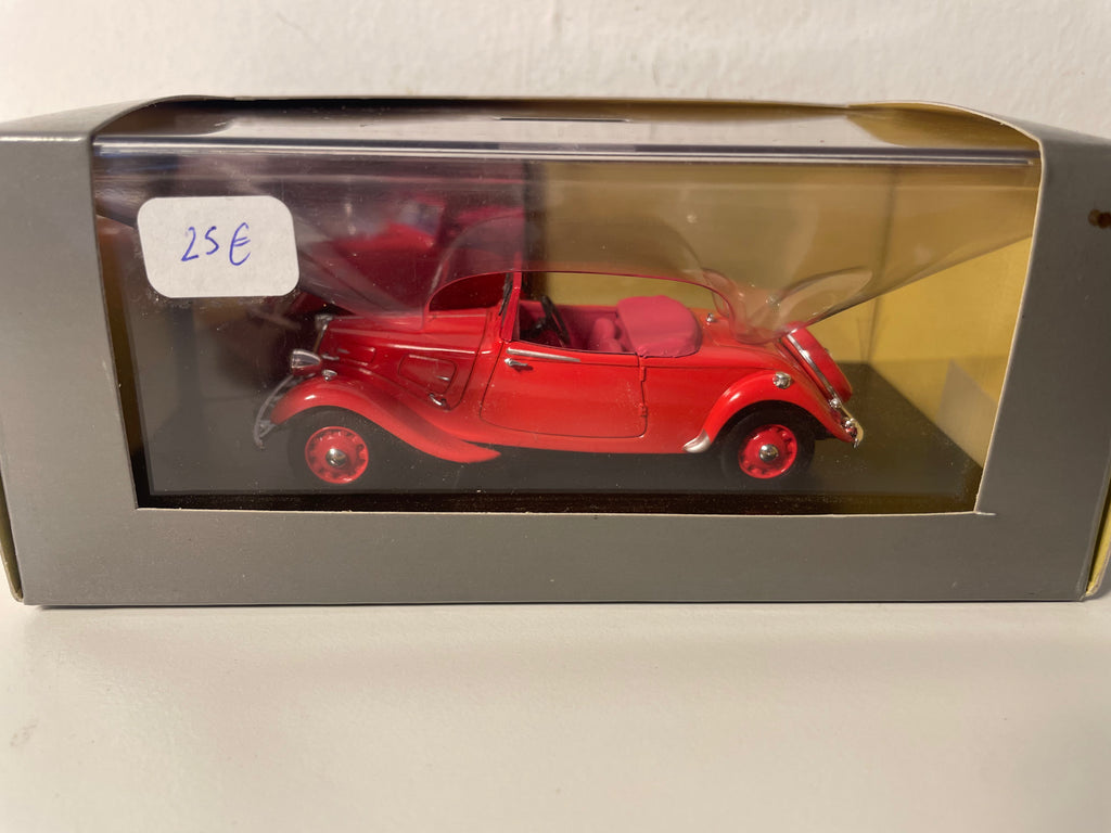 Citroën Traction Light Fifteen Roadster rouge de 1938 (boite plexi)