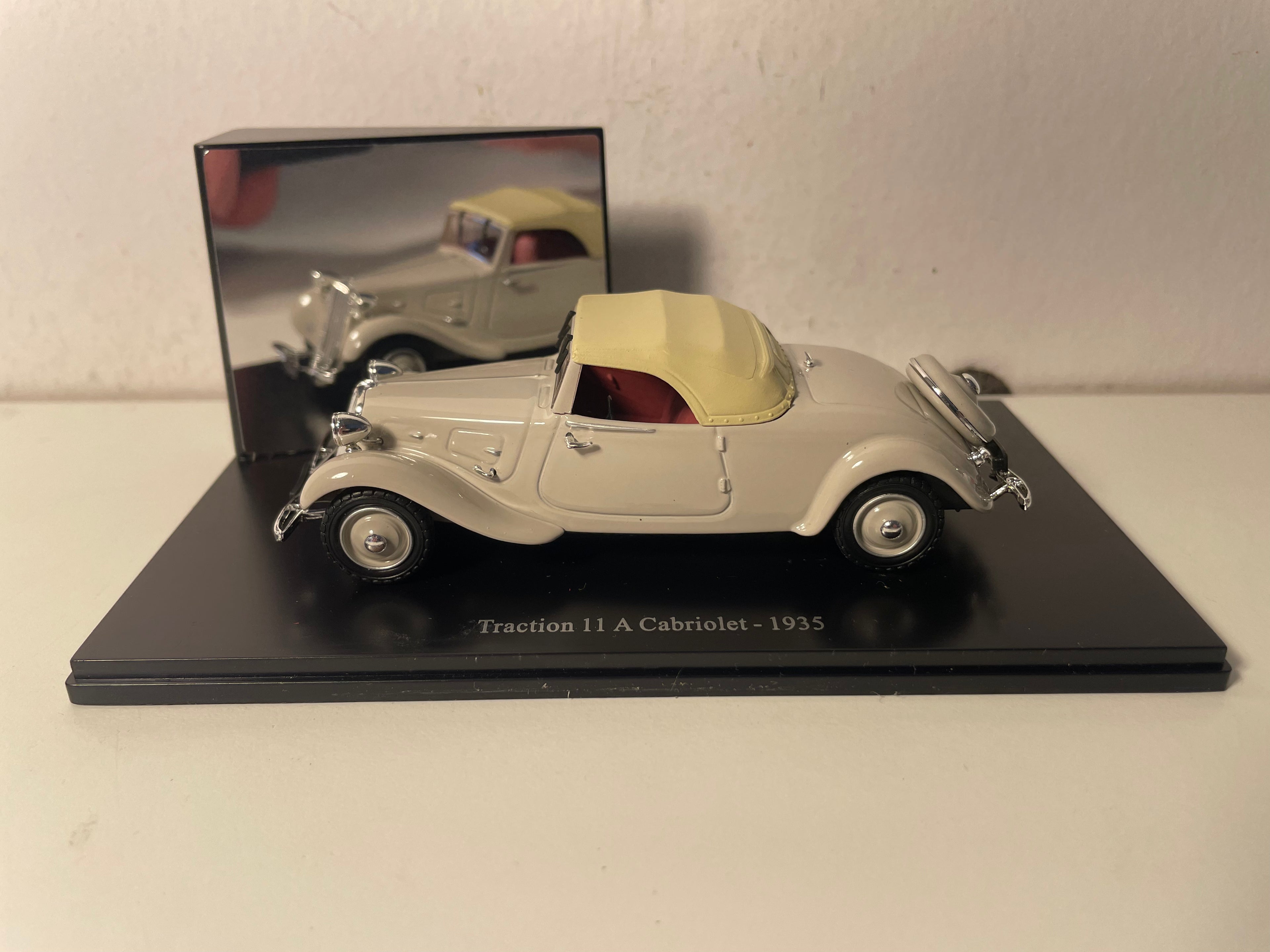 Citroën Traction 11 A cabriolet marron claire de 1935 (boite plexi)