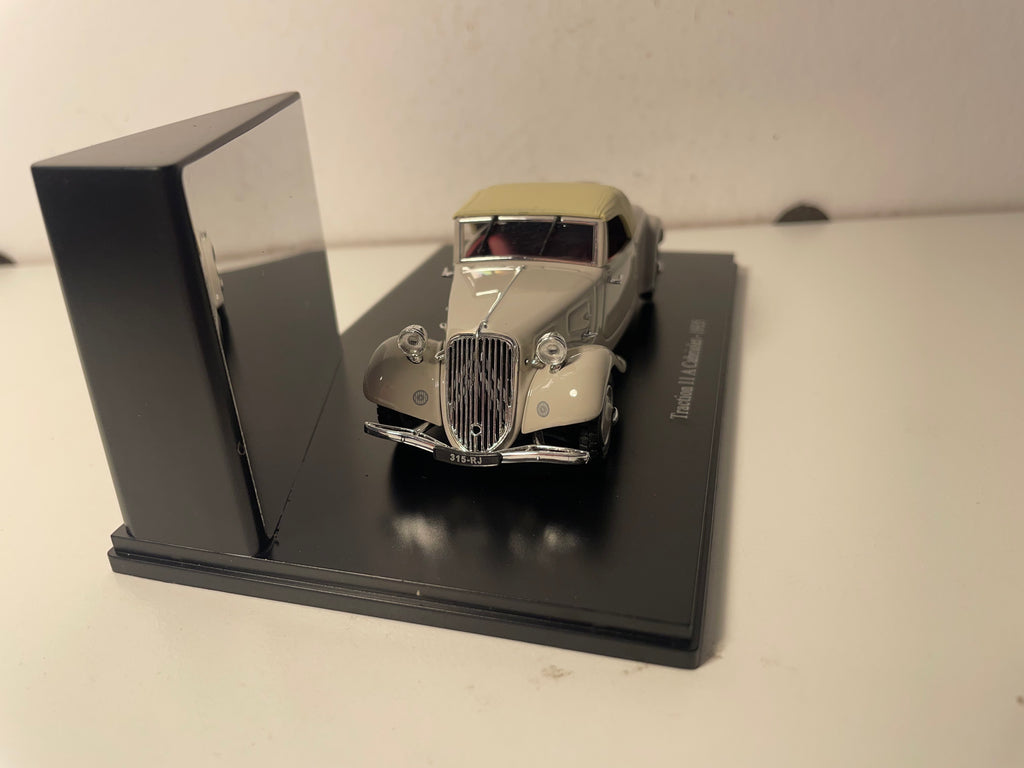 Citroën Traction 11 A cabriolet marrone chiaro del 1935 (scatola in plexiglass)