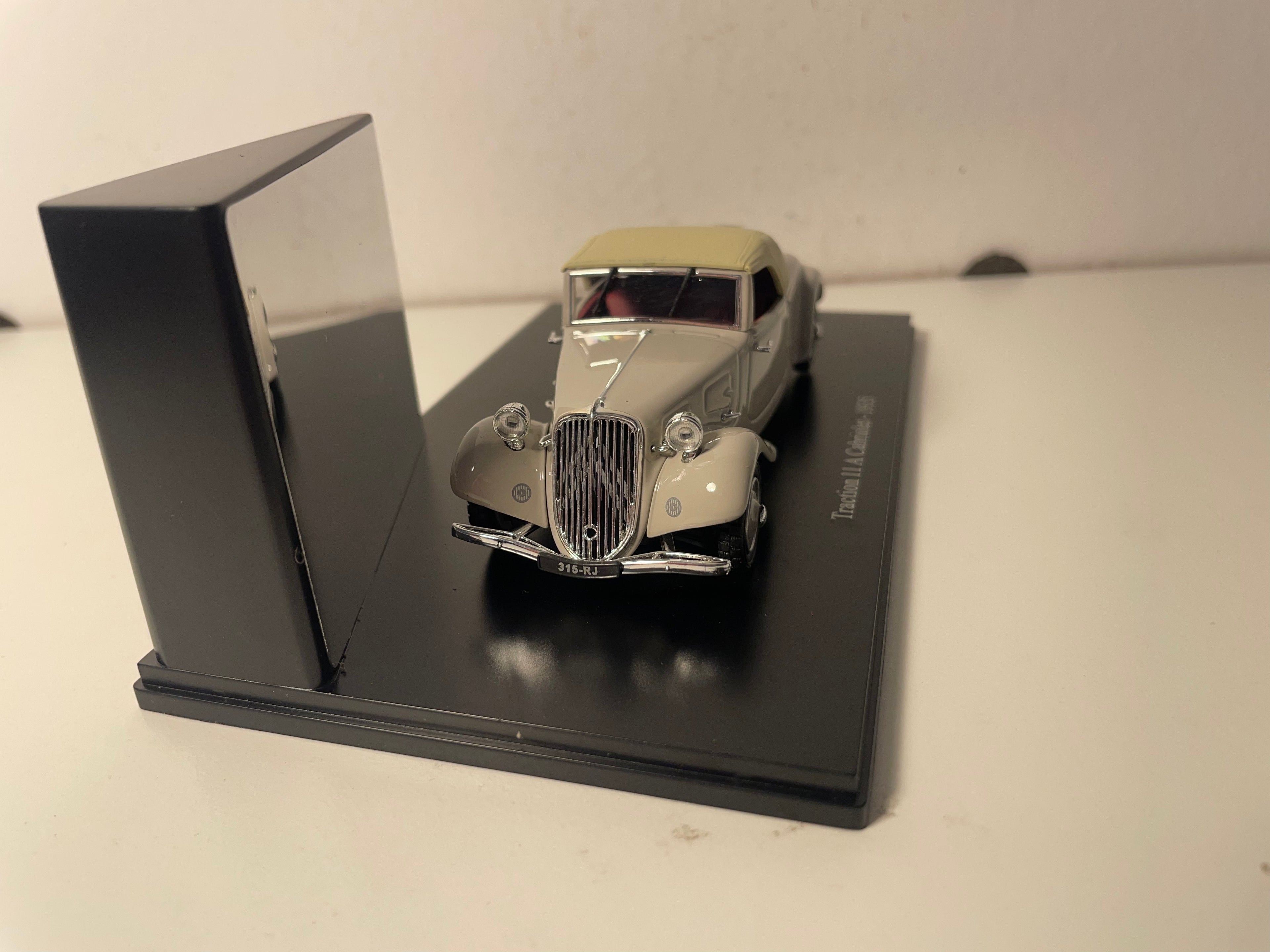 Citroën Traction 11 A cabriolet marron claire de 1935 (boite plexi)