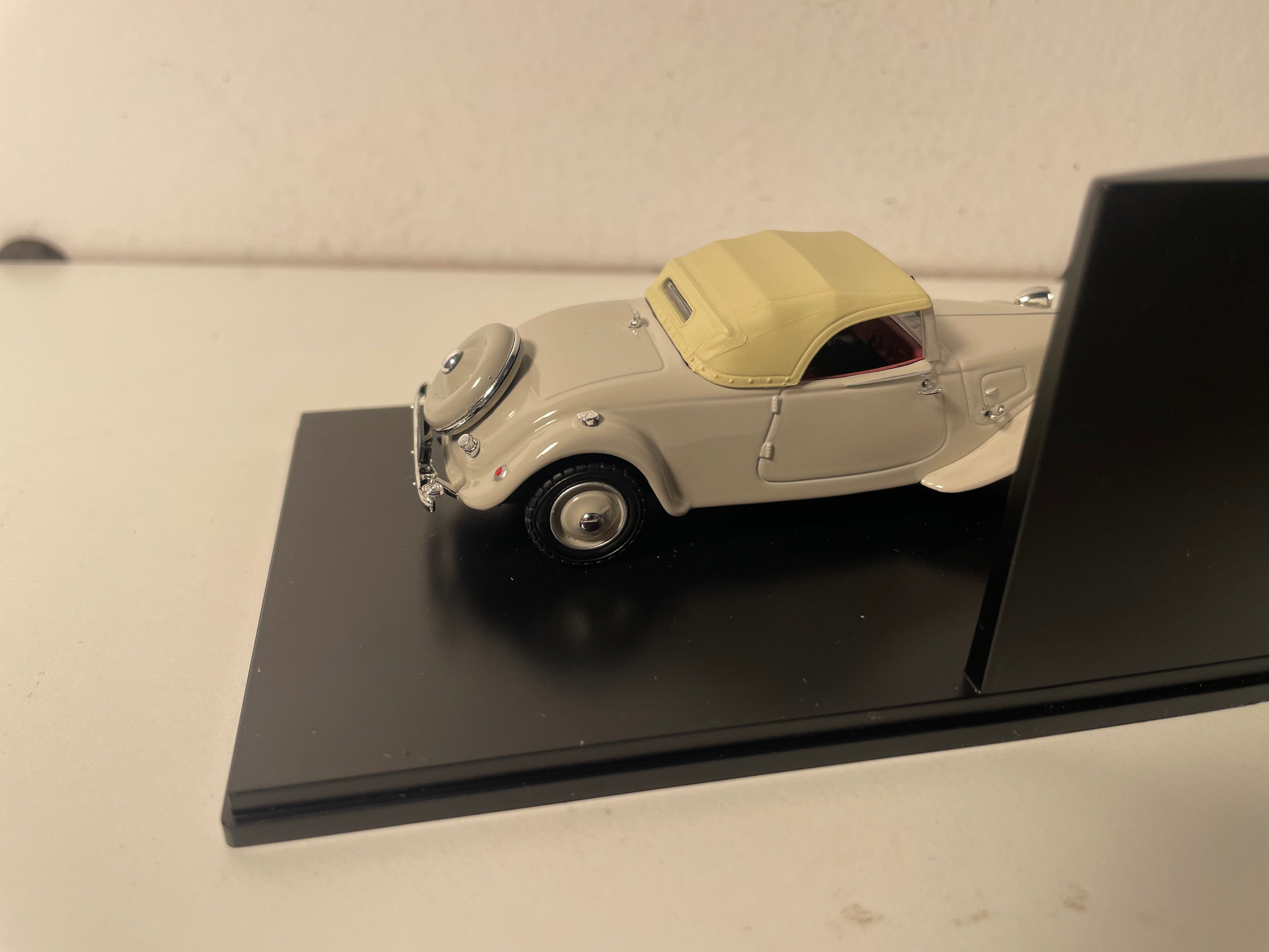 Citroën Traction 11 A cabriolet marron claire de 1935 (boite plexi)