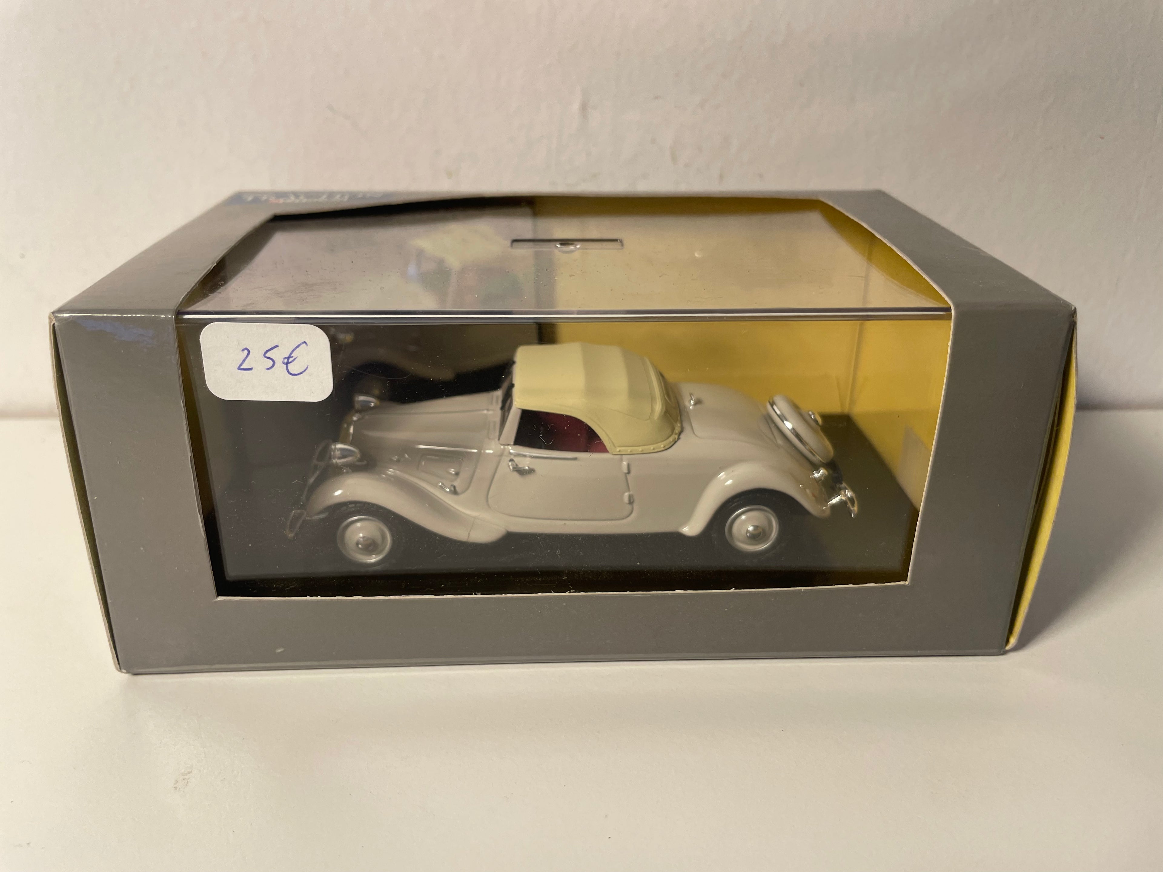 Citroën Traction 11 A cabriolet marrone chiaro del 1935 (scatola in plexiglass)