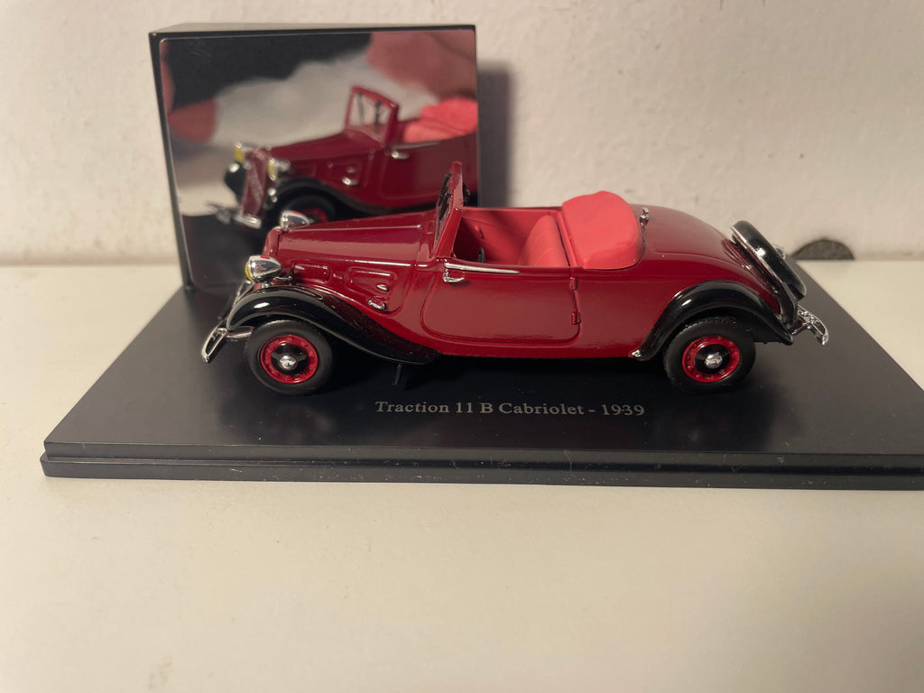 Cabriolet Citroën Traction 11 B bordeaux del 1939 (scatola plexi)