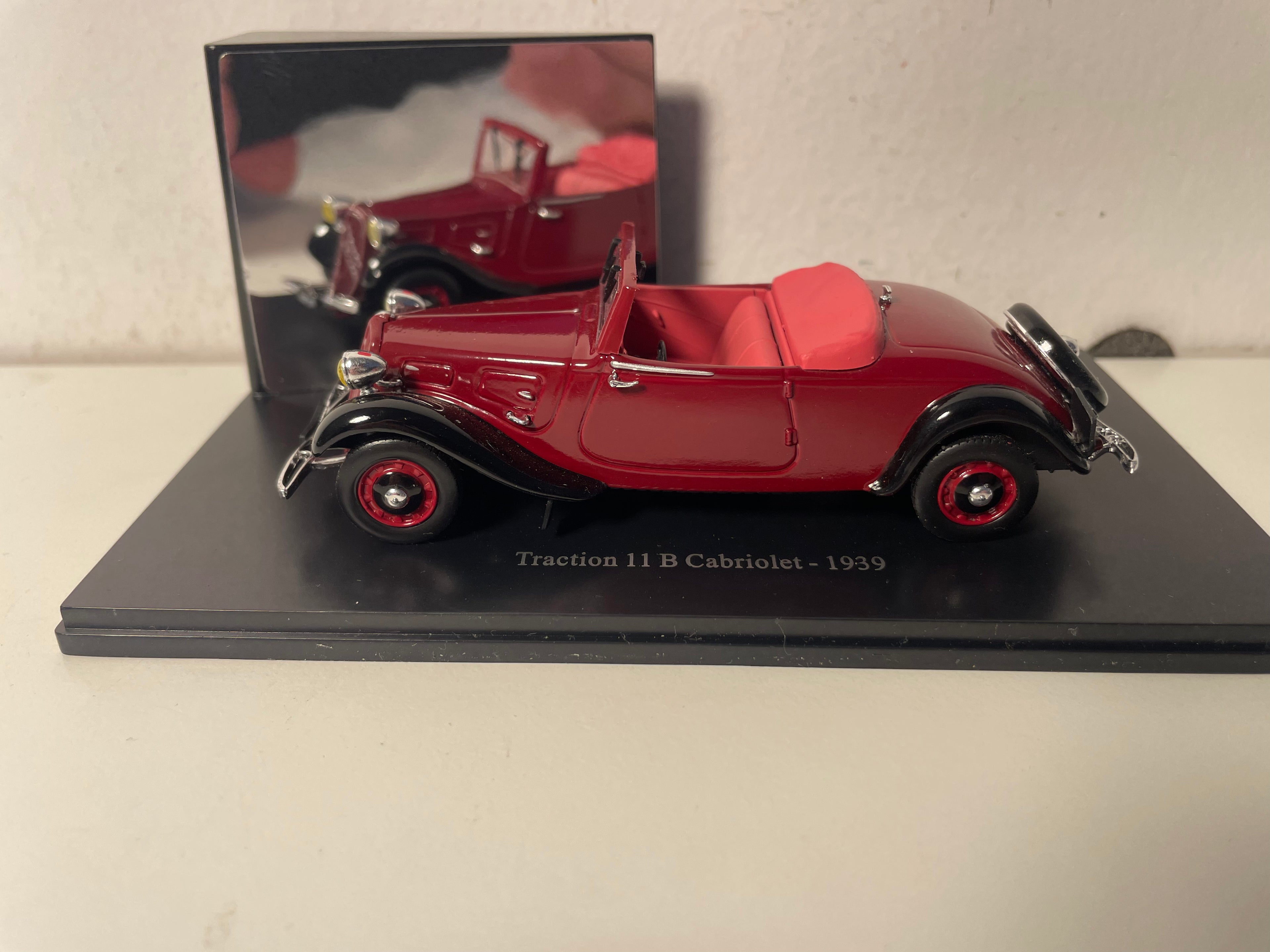 Citroën Traction 11 B Cabriolet bordeaux vu 1939 (Plexibox)