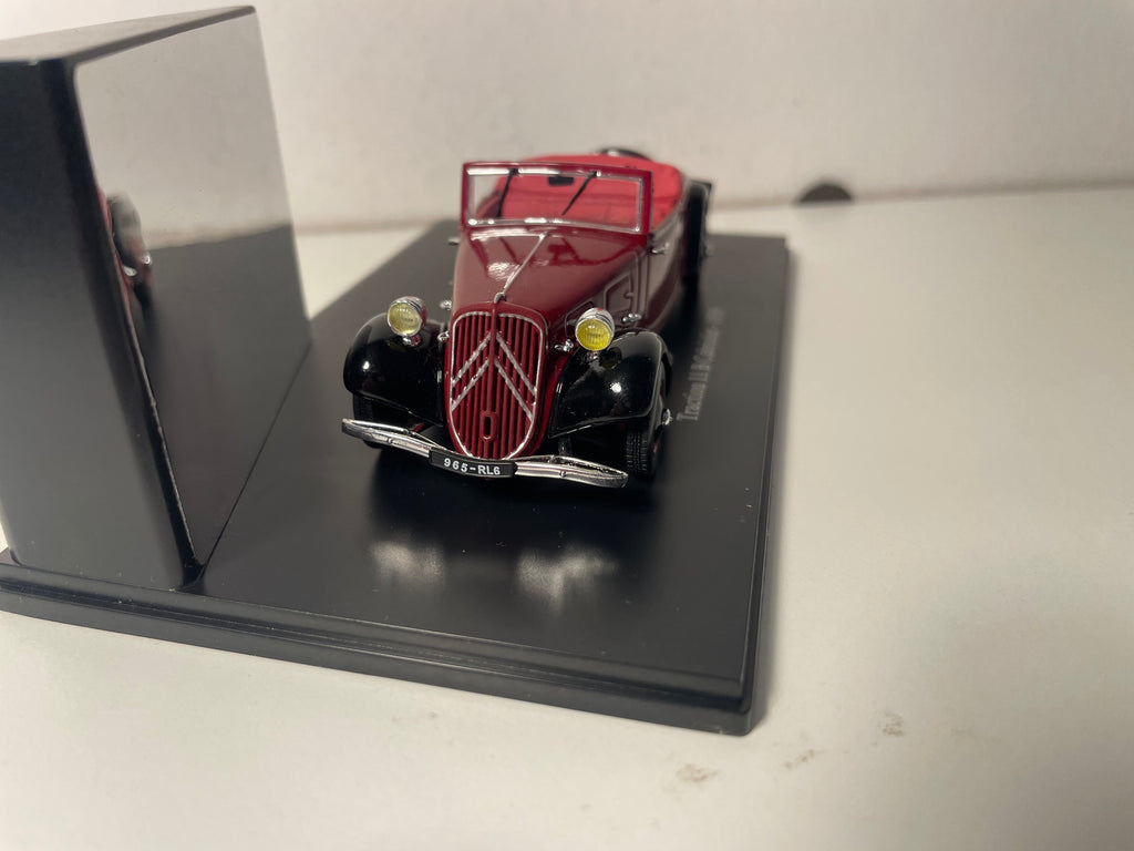 Cabriolet Citroën Traction 11 B bordeaux del 1939 (scatola plexi)