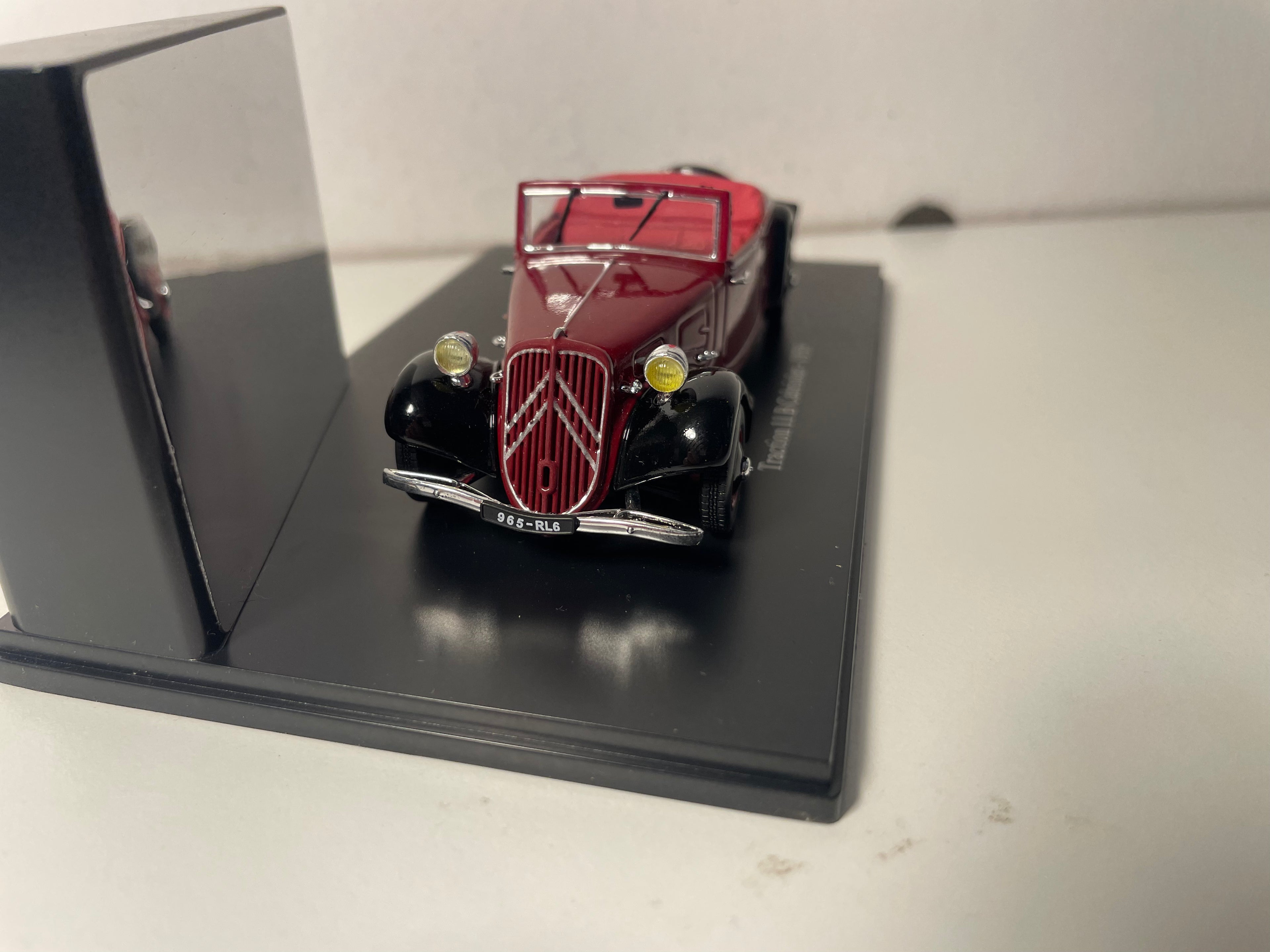 Citroën Traction 11 B Cabriolet bordeaux vu 1939 (Plexibox)