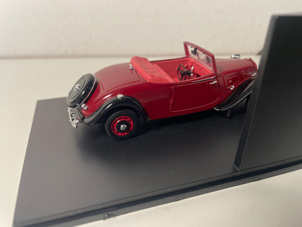 Cabriolet Citroën Traction 11 B bordeaux del 1939 (scatola plexi)