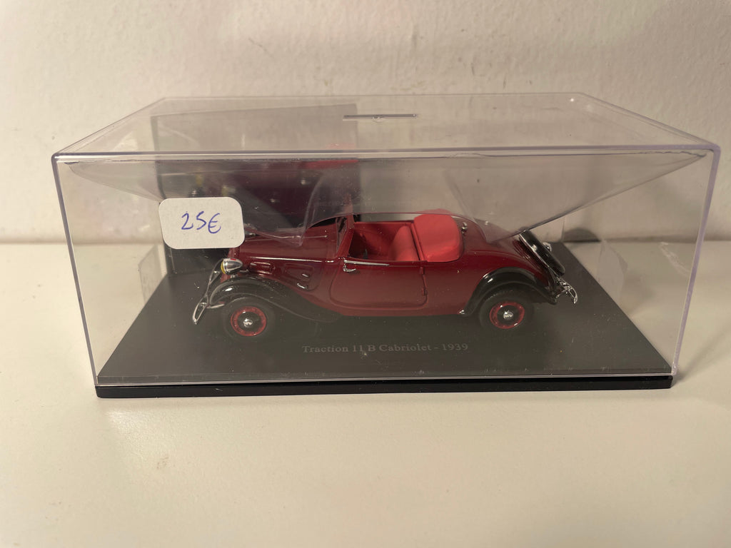 Cabriolet Citroën Traction 11 B bordeaux del 1939 (scatola plexi)