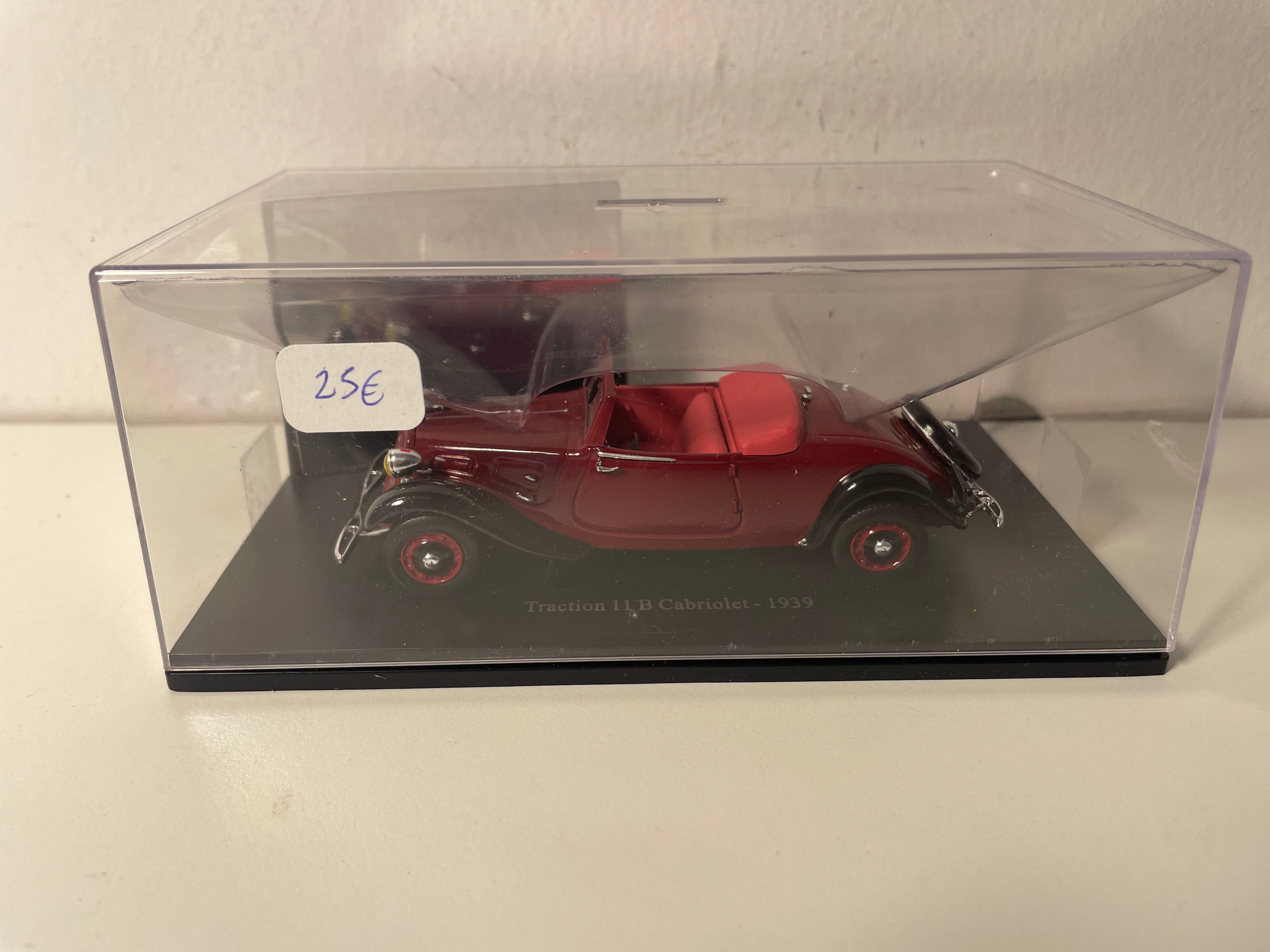 Citroën Traction 11 B Cabriolet bordeaux vu 1939 (Plexibox)