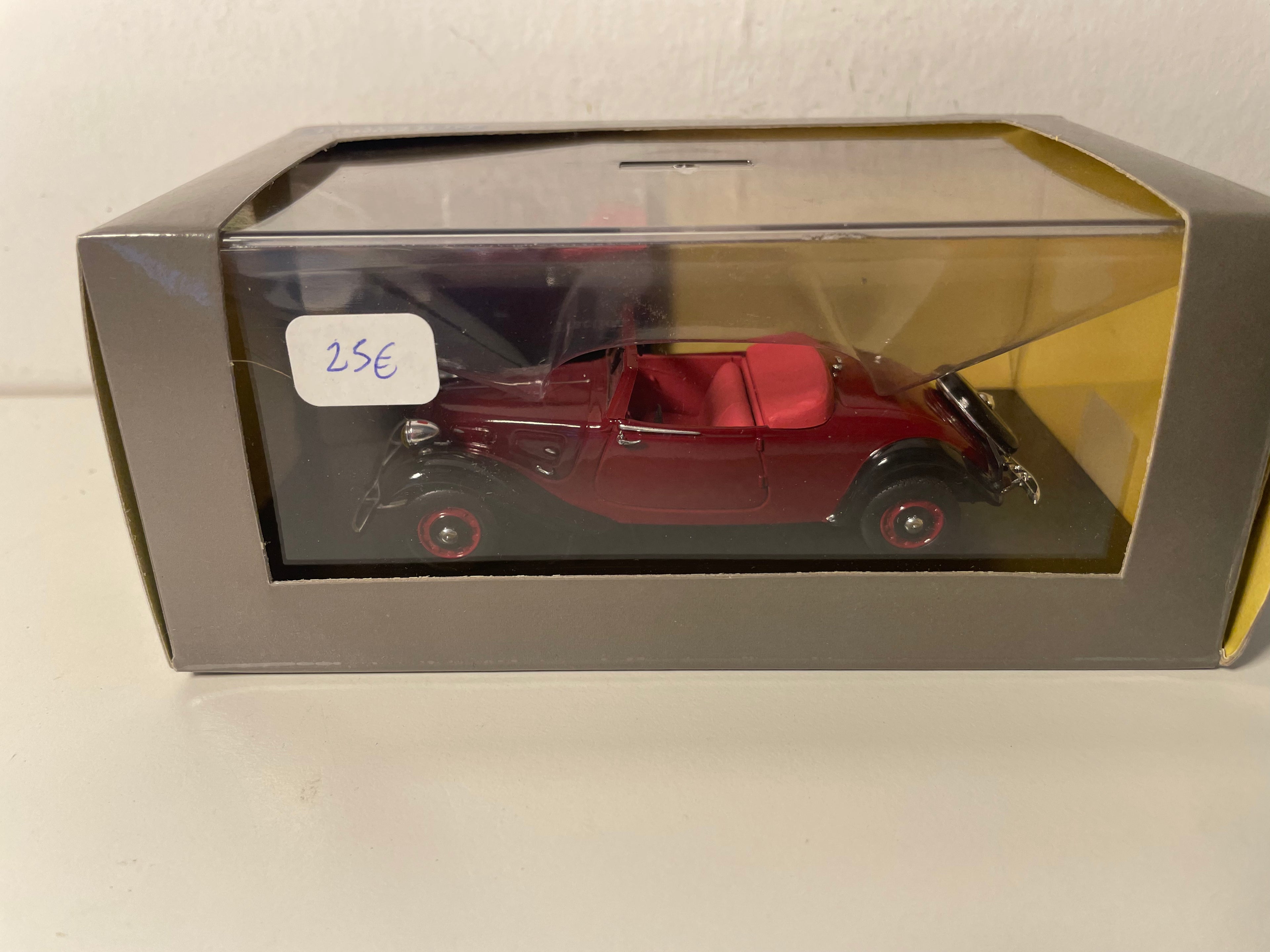 Cabriolet Citroën Traction 11 B bordeaux del 1939 (scatola plexi)