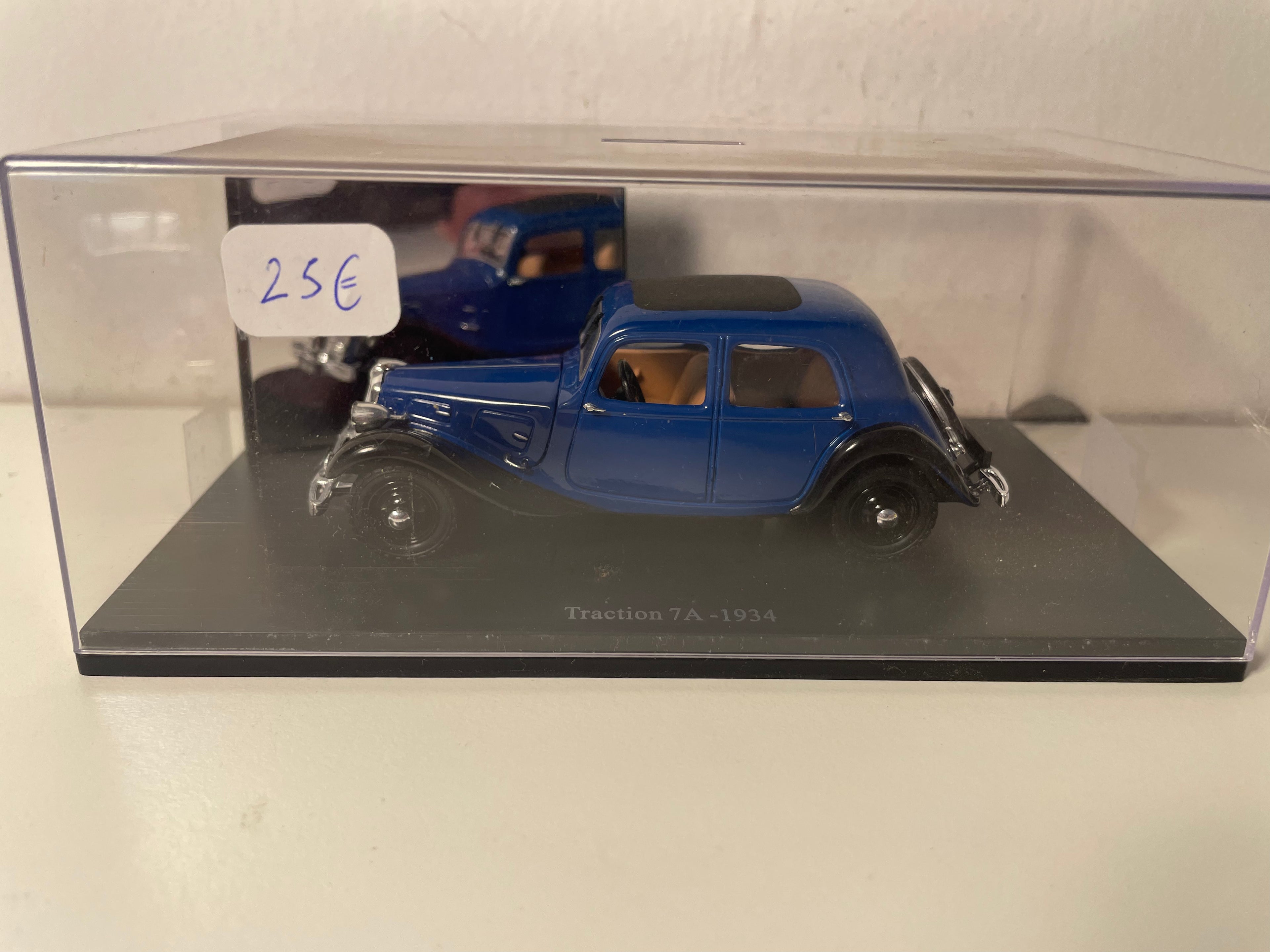 Citroën Traction 7A blu del 1934 (cassa in plexiglass)