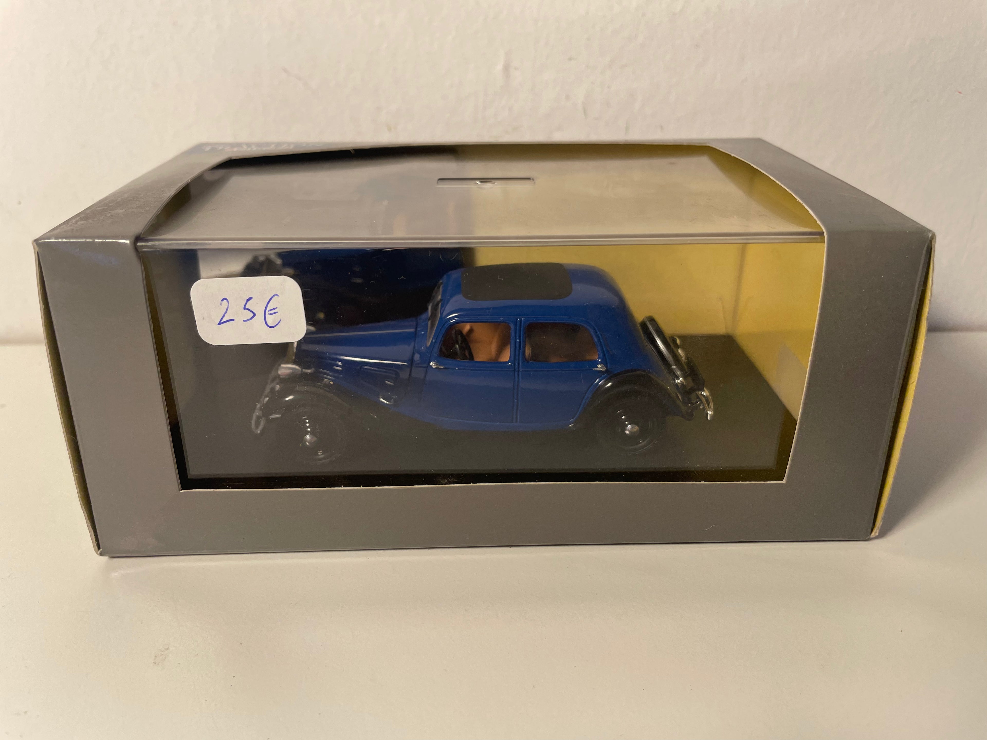 Citroën Traction 7A blu del 1934 (cassa in plexiglass)