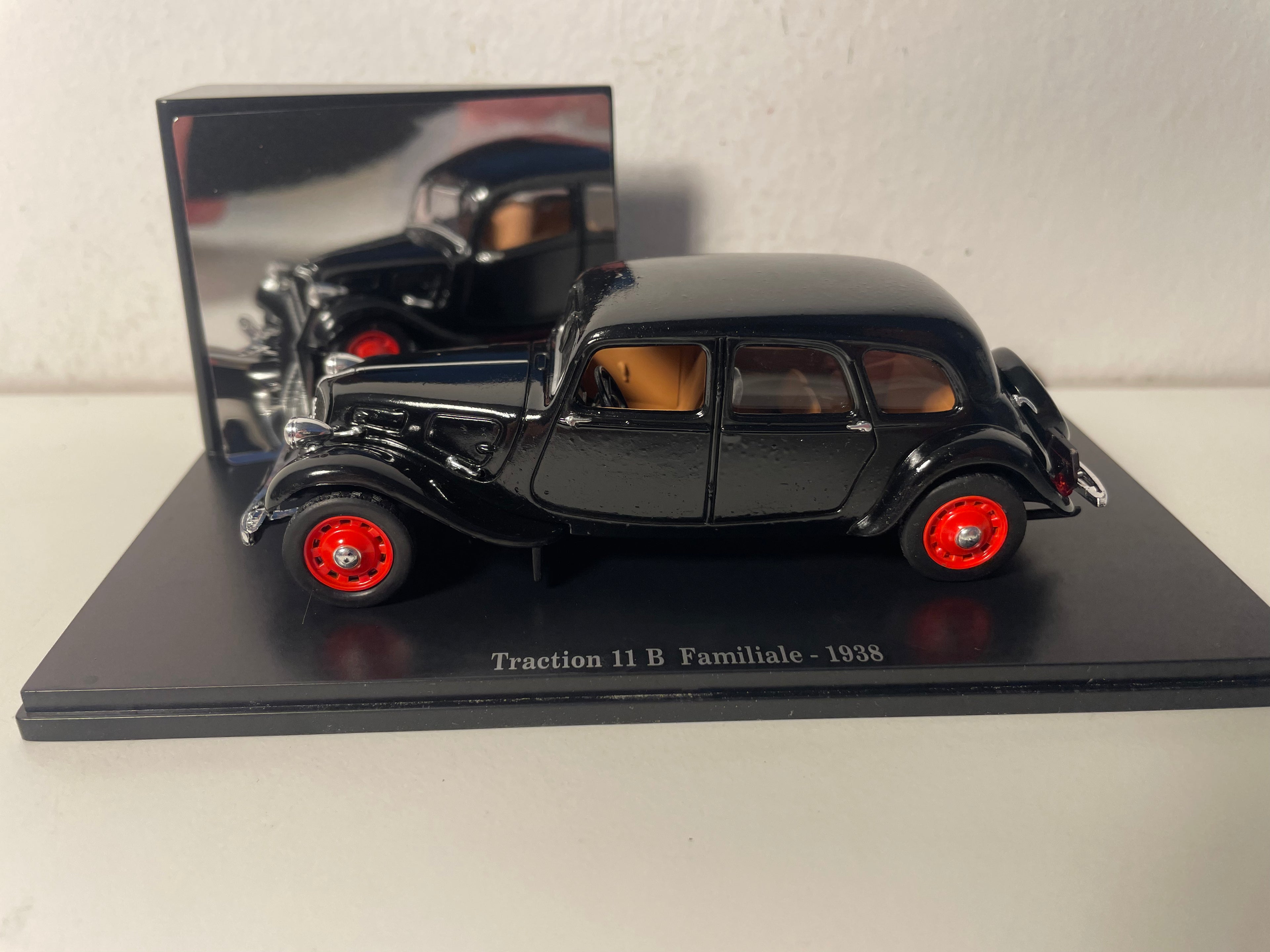 Citroën Traction 11 B Familiale schwaarz vum 1938 (Faarfdeeg op der Dack an der Motorhaube) (Plexi-Box)