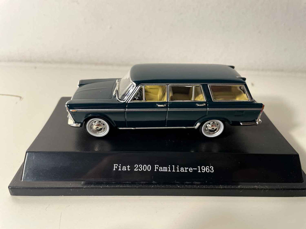 Fiat 2300 Familiare ciemnozielony z 1963 roku - kolekcja modeli Starline
