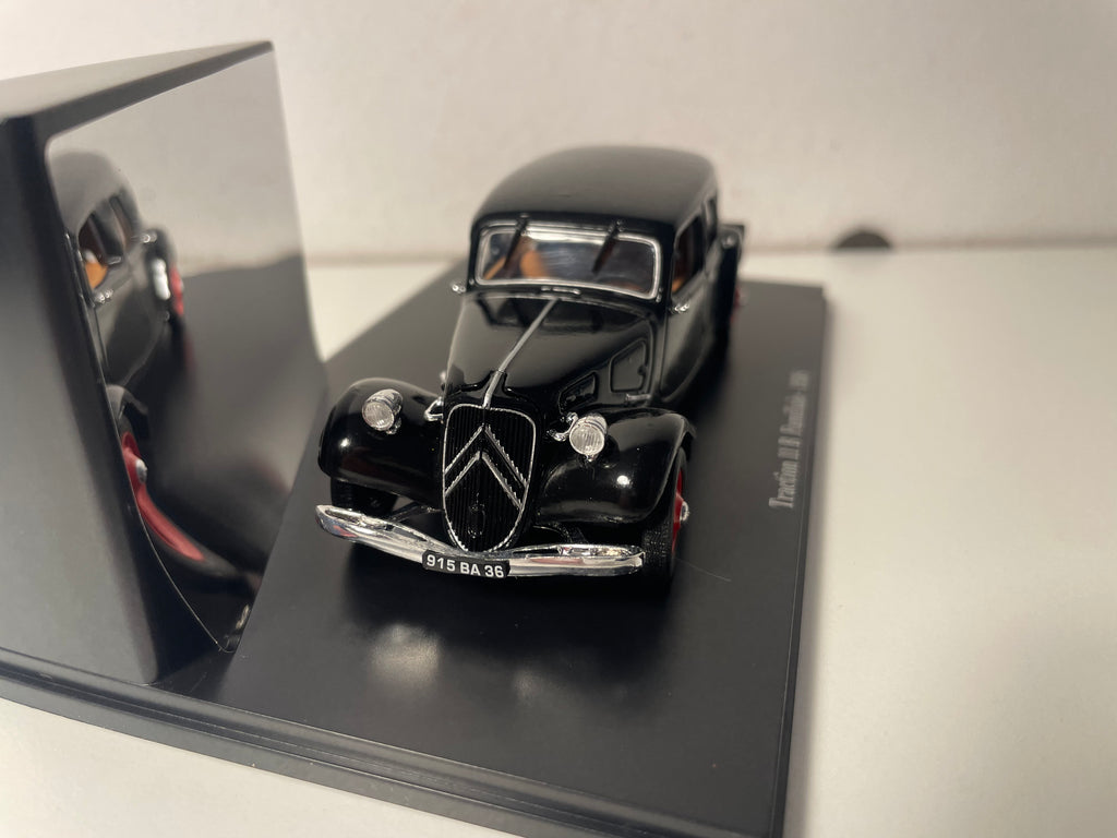 Citroën Traction 11 B Familiale noire de 1938 (défauts de peinture sur le toit et capot) (boite plexi)