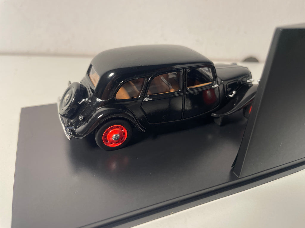 Citroën Traction 11 B Familiale noire de 1938 (défauts de peinture sur le toit et capot) (boite plexi)