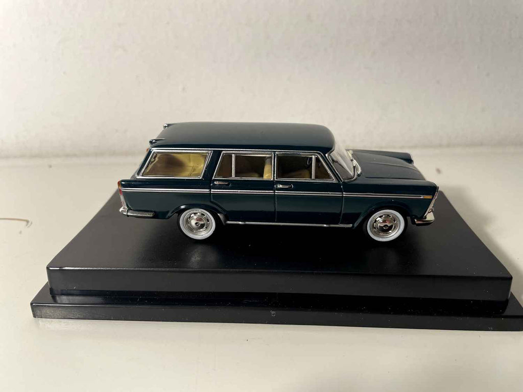 Fiat 2300 Familiare ciemnozielony z 1963 roku - kolekcja modeli Starline