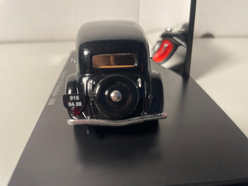 Citroën Traction 11 B Familiale noire de 1938 (défauts de peinture sur le toit et capot) (boite plexi)