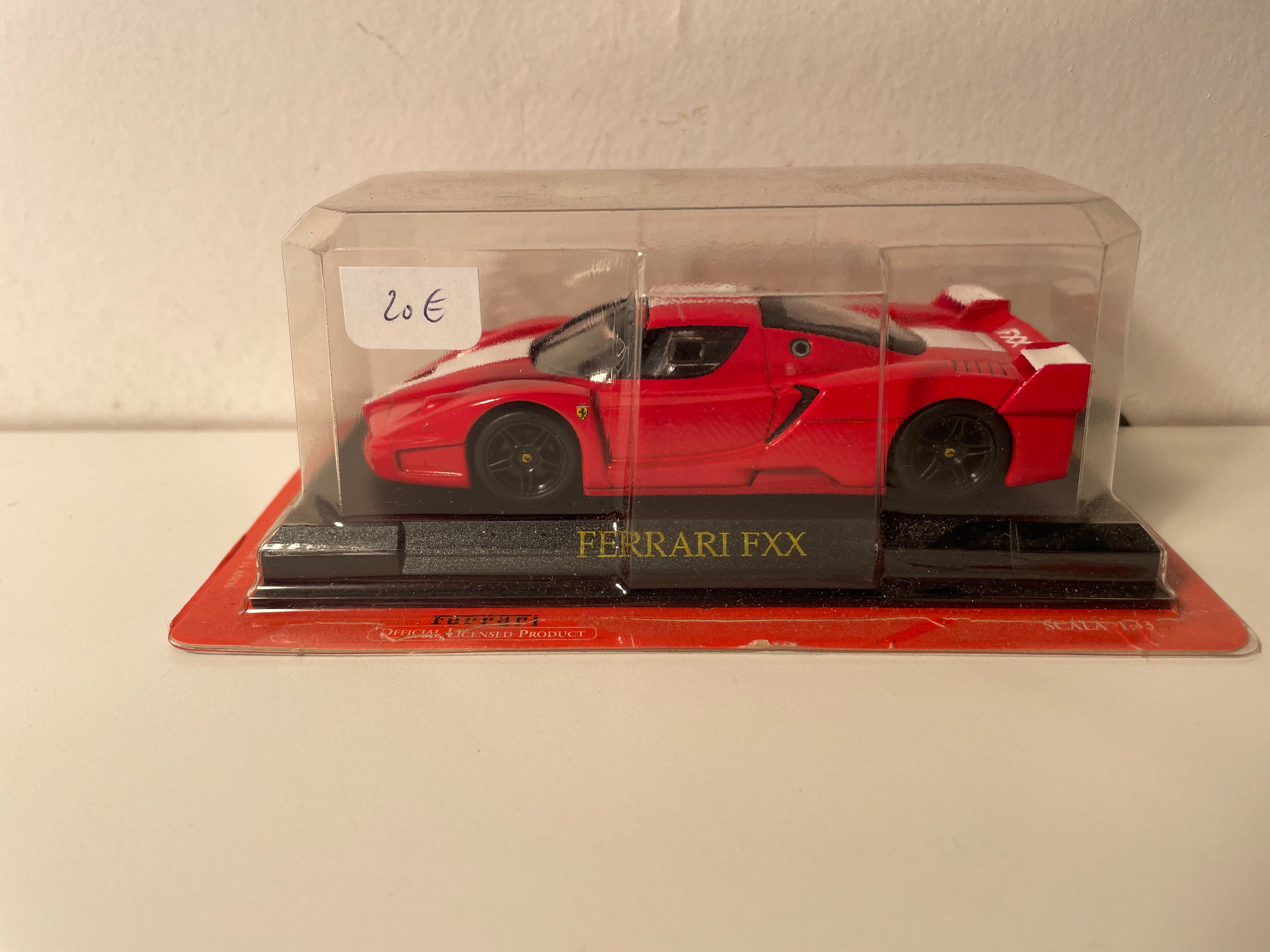 Ferrari FXX rout a wäiss (blister)