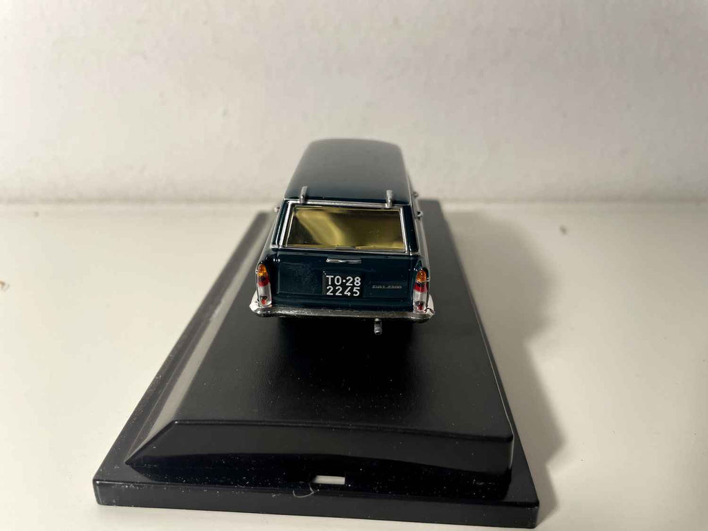 Fiat 2300 Familiare ciemnozielony z 1963 roku - kolekcja modeli Starline