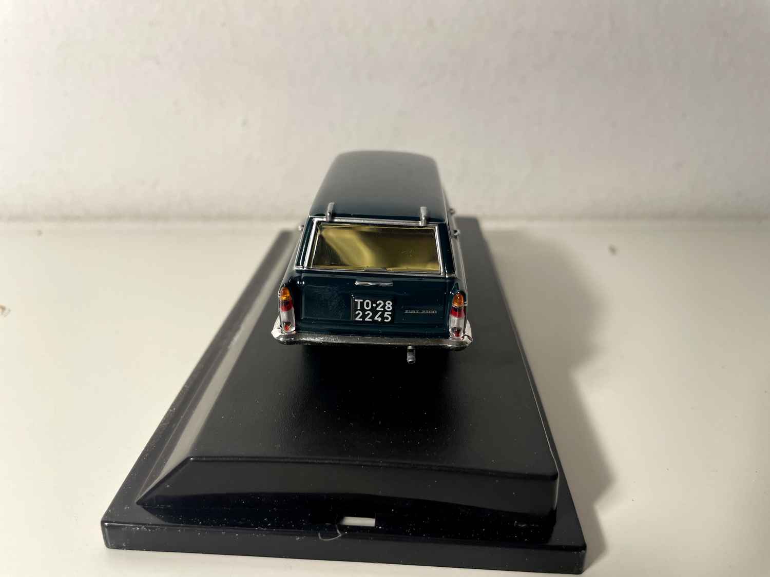 Fiat 2300 Familiare ciemnozielony z 1963 roku - kolekcja modeli Starline
