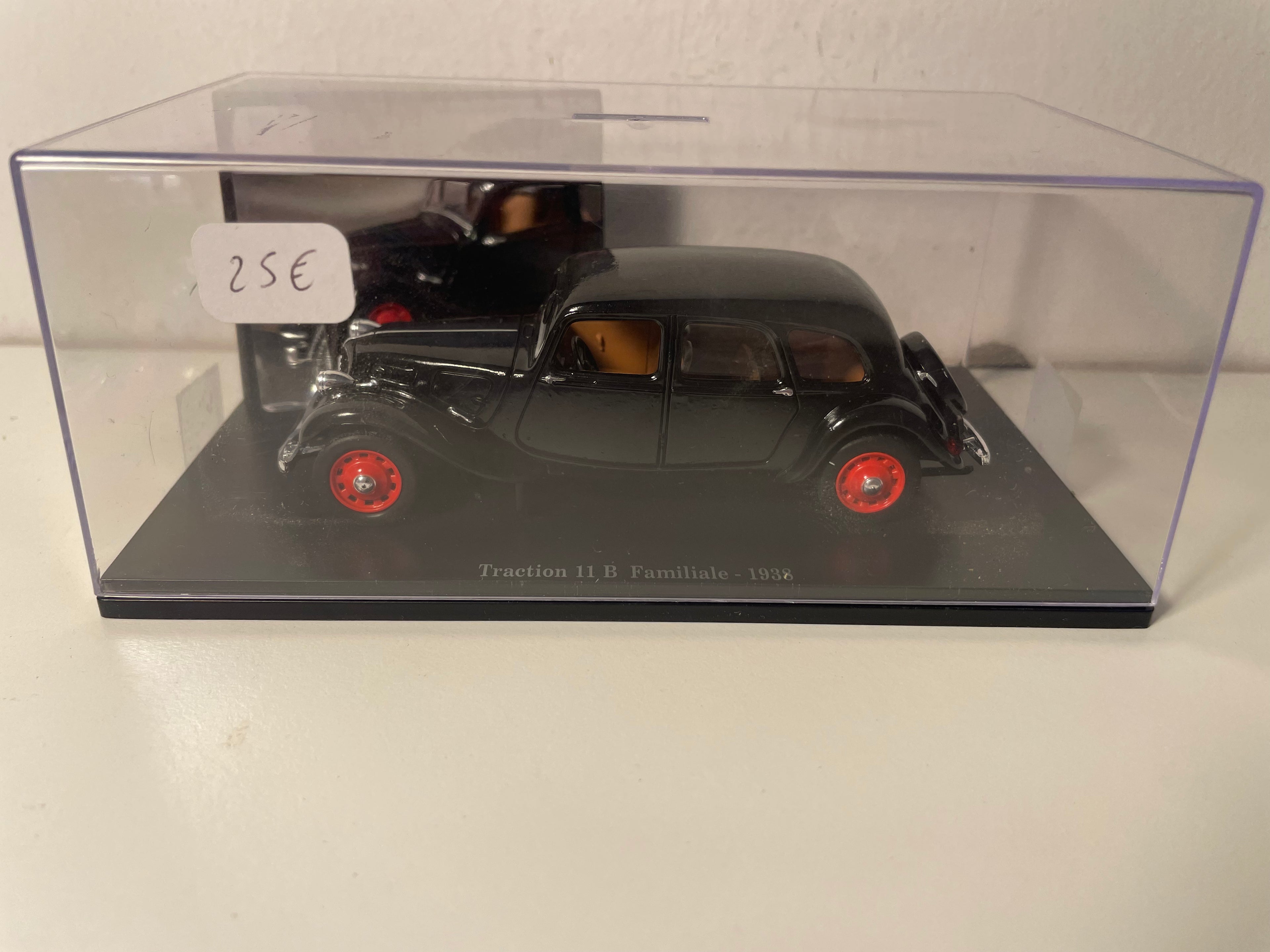 Citroën Traction 11 B Familiale noire de 1938 (défauts de peinture sur le toit et capot) (boite plexi)