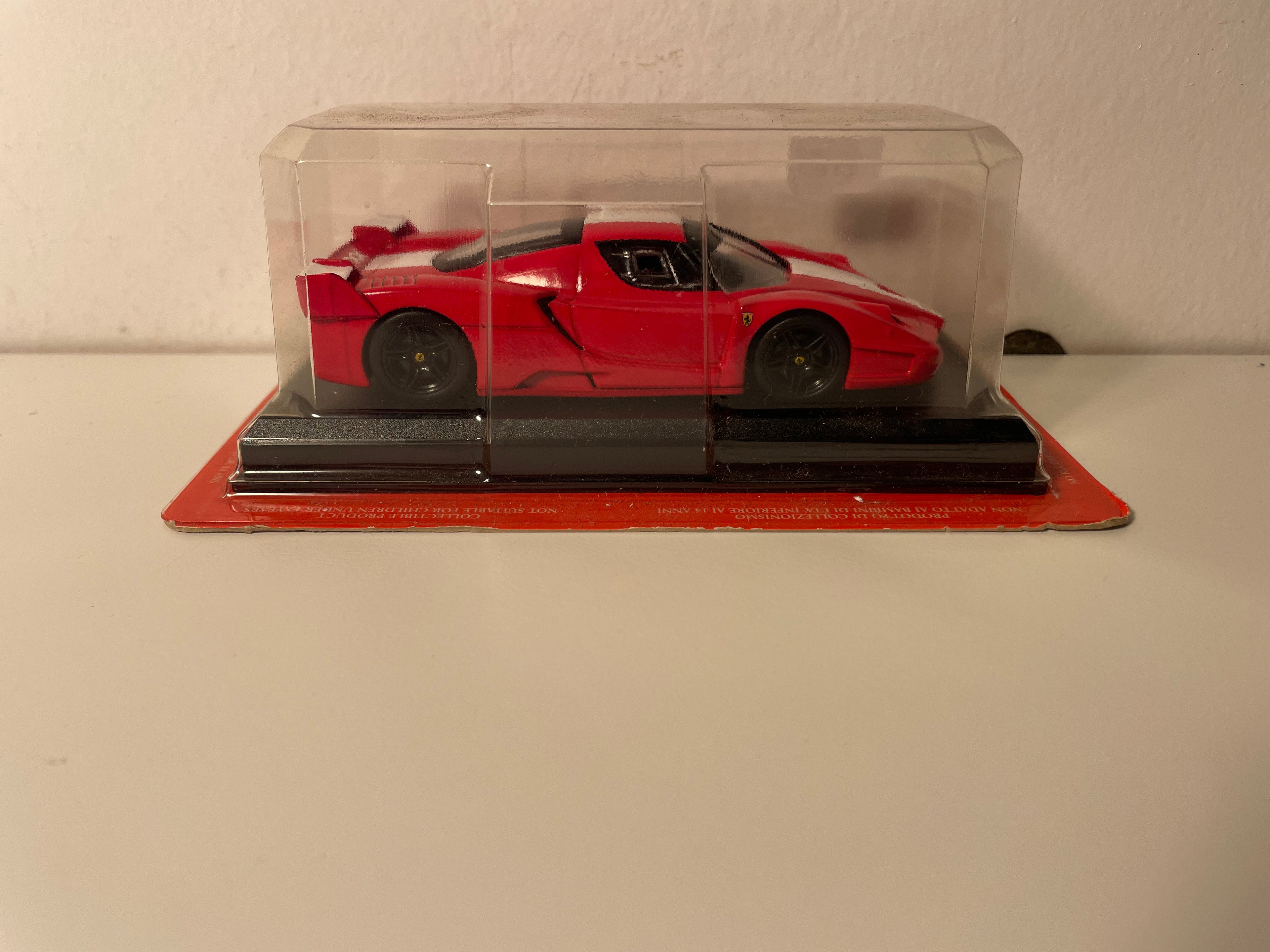 Ferrari FXX rout a wäiss (blister)