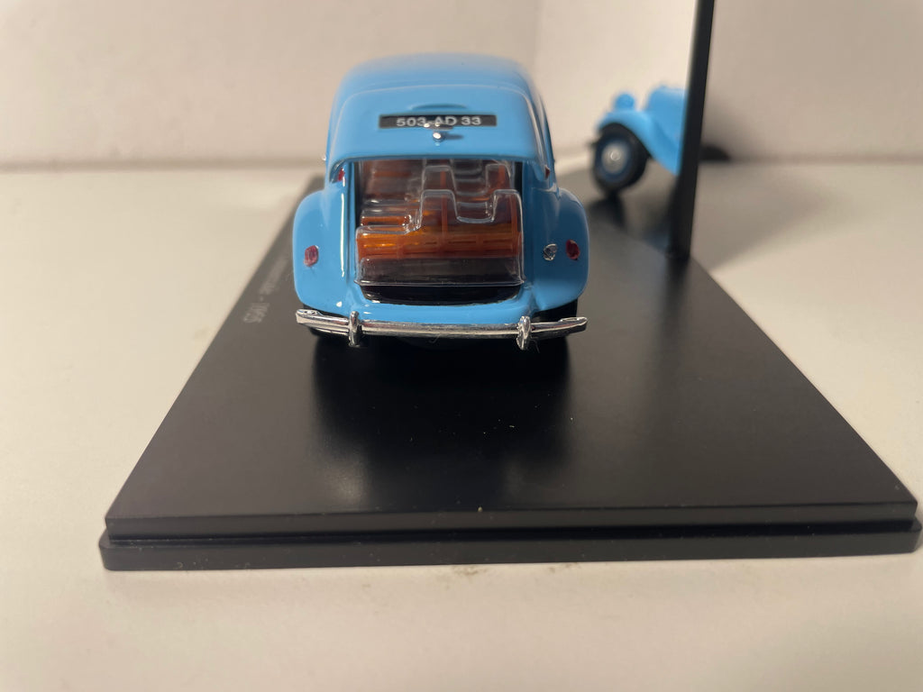 1955 Citroën Traction 11 Commerciale Hellblau (Plexiglas-Box)