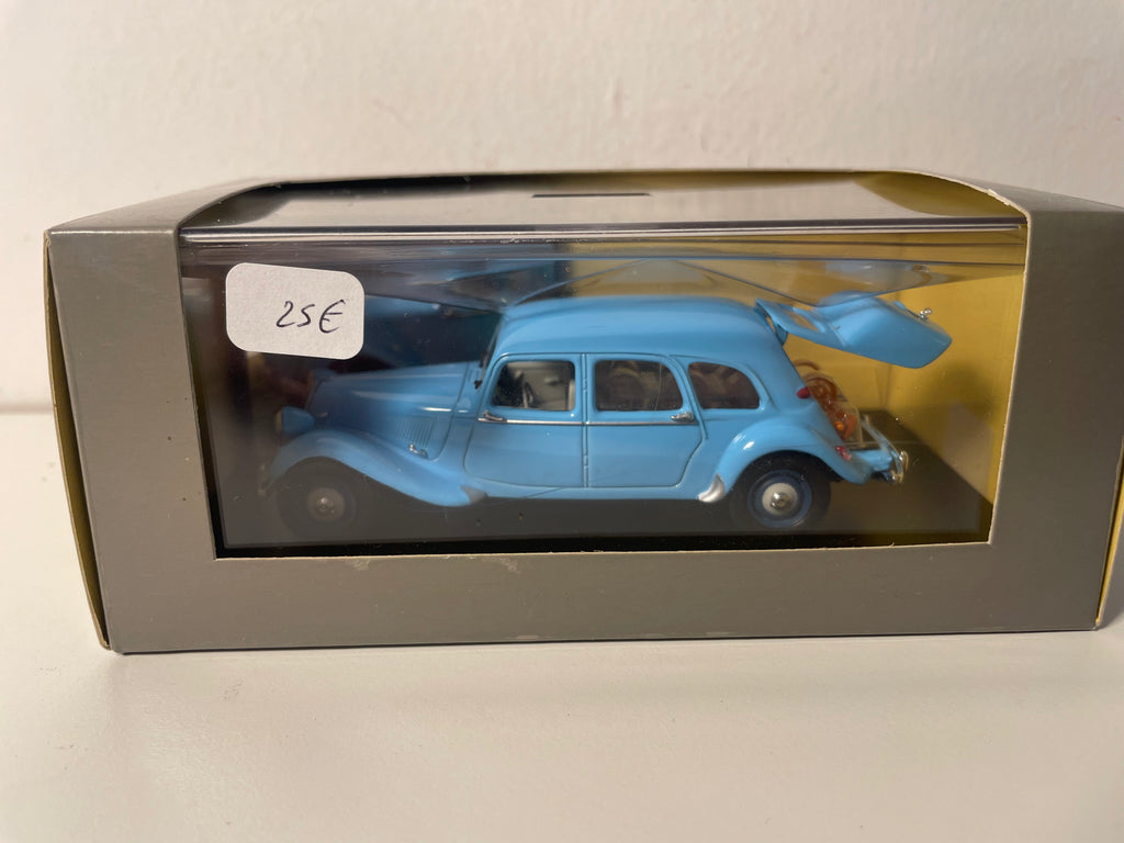 1955 Citroën Traction 11 Commerciale Hellblau (Plexiglas-Box)