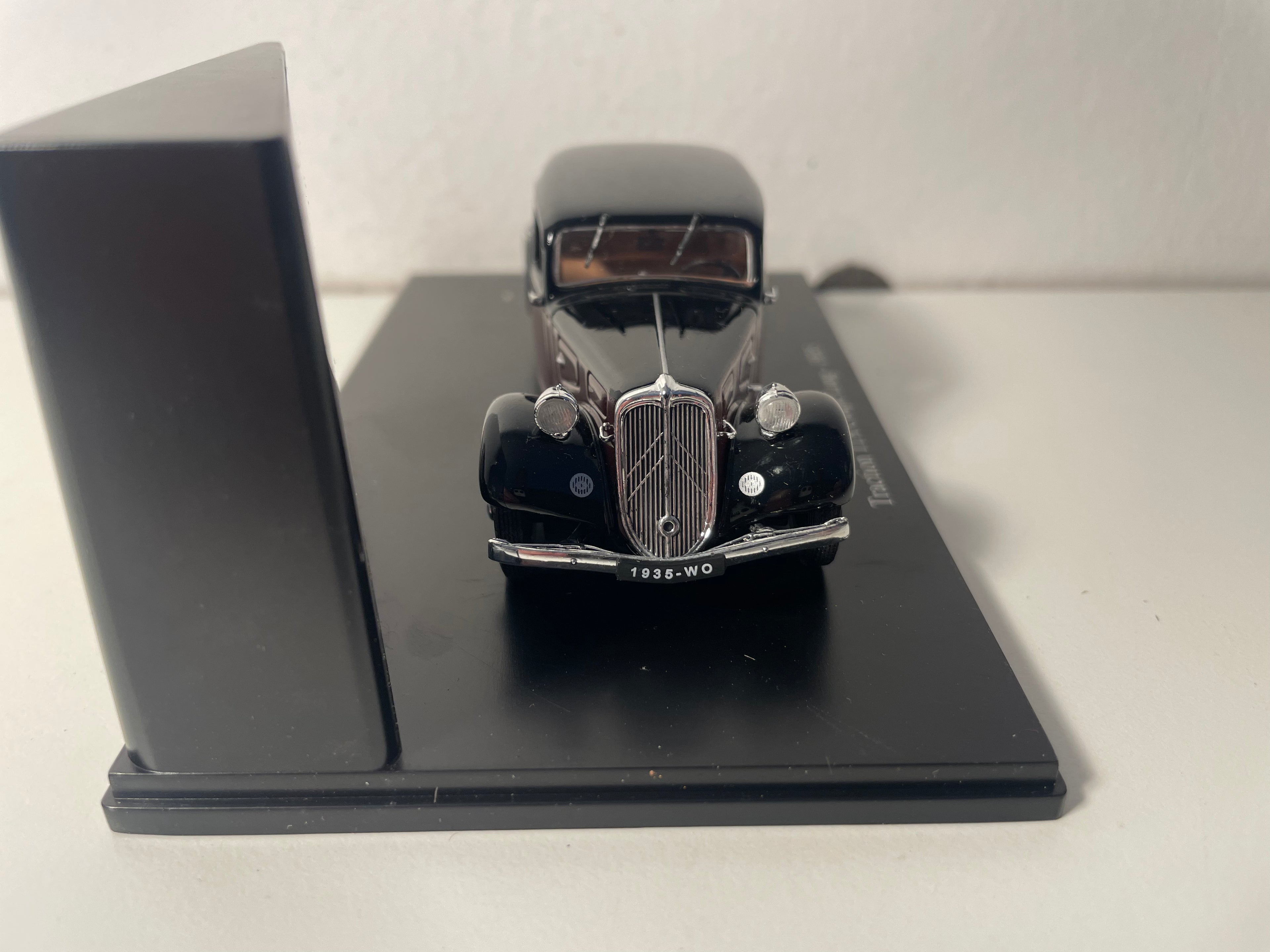 1935 Citroën Traction 11A Coupé Long Bordeaux and Black (Plexi Box)