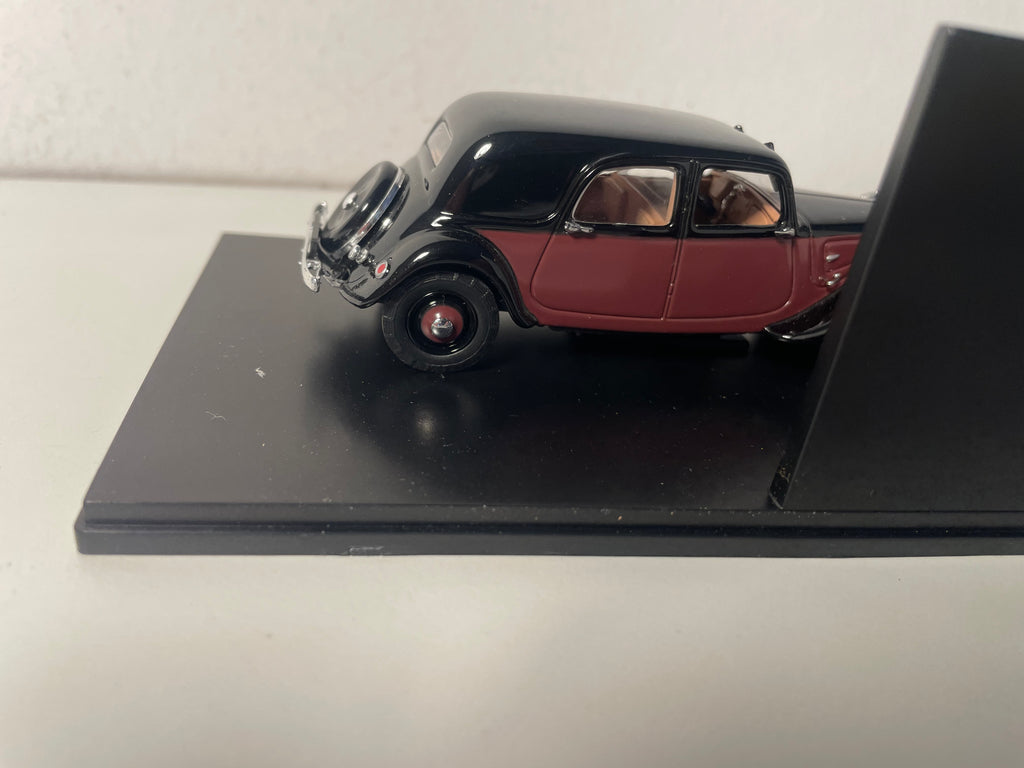 Citroën Traction 11A Coupé Long bordowy i czarny z 1935 roku (pudełko plexi)