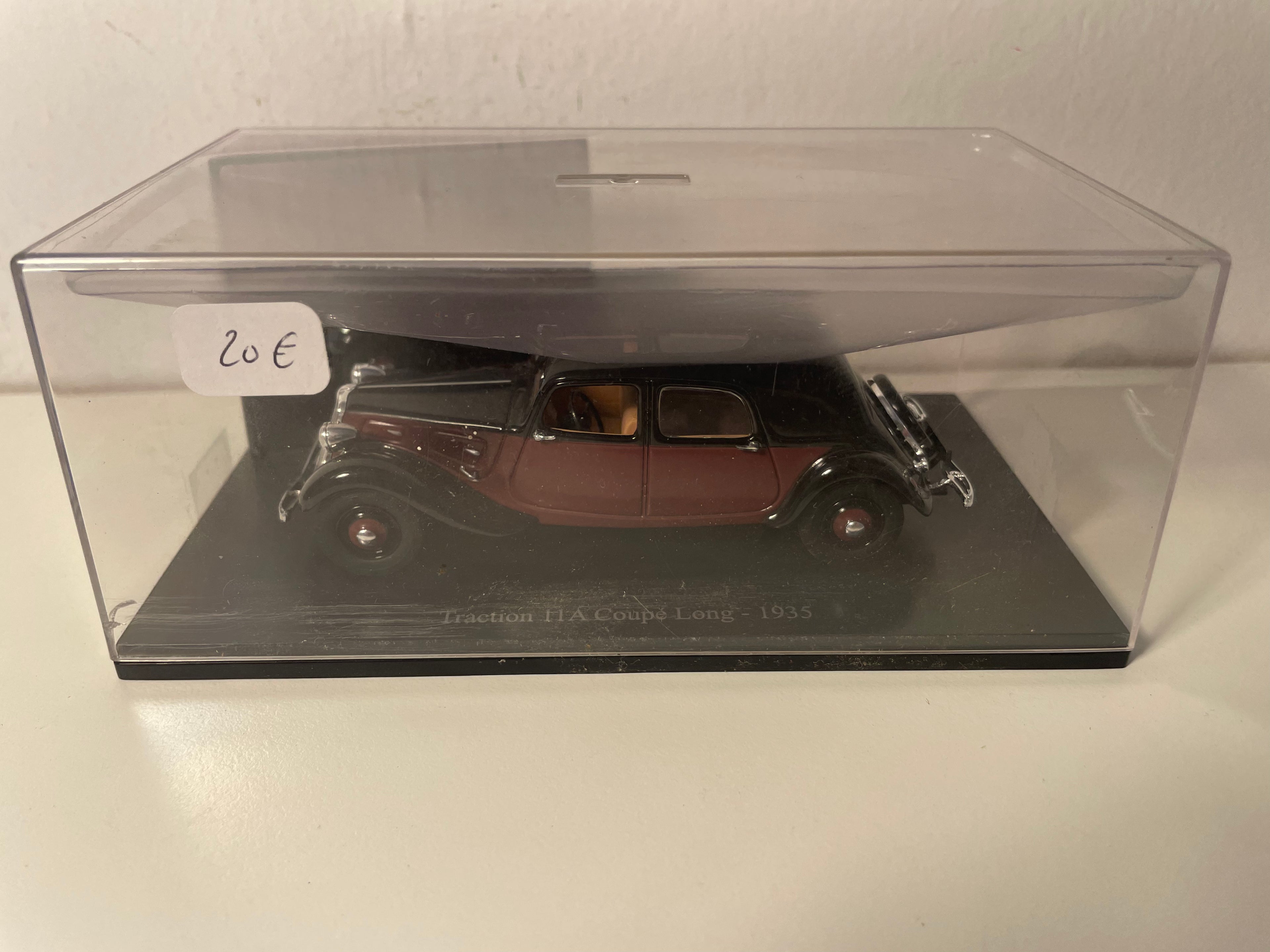 Citroën Traction 11A Coupé Long bordowy i czarny z 1935 roku (pudełko plexi)