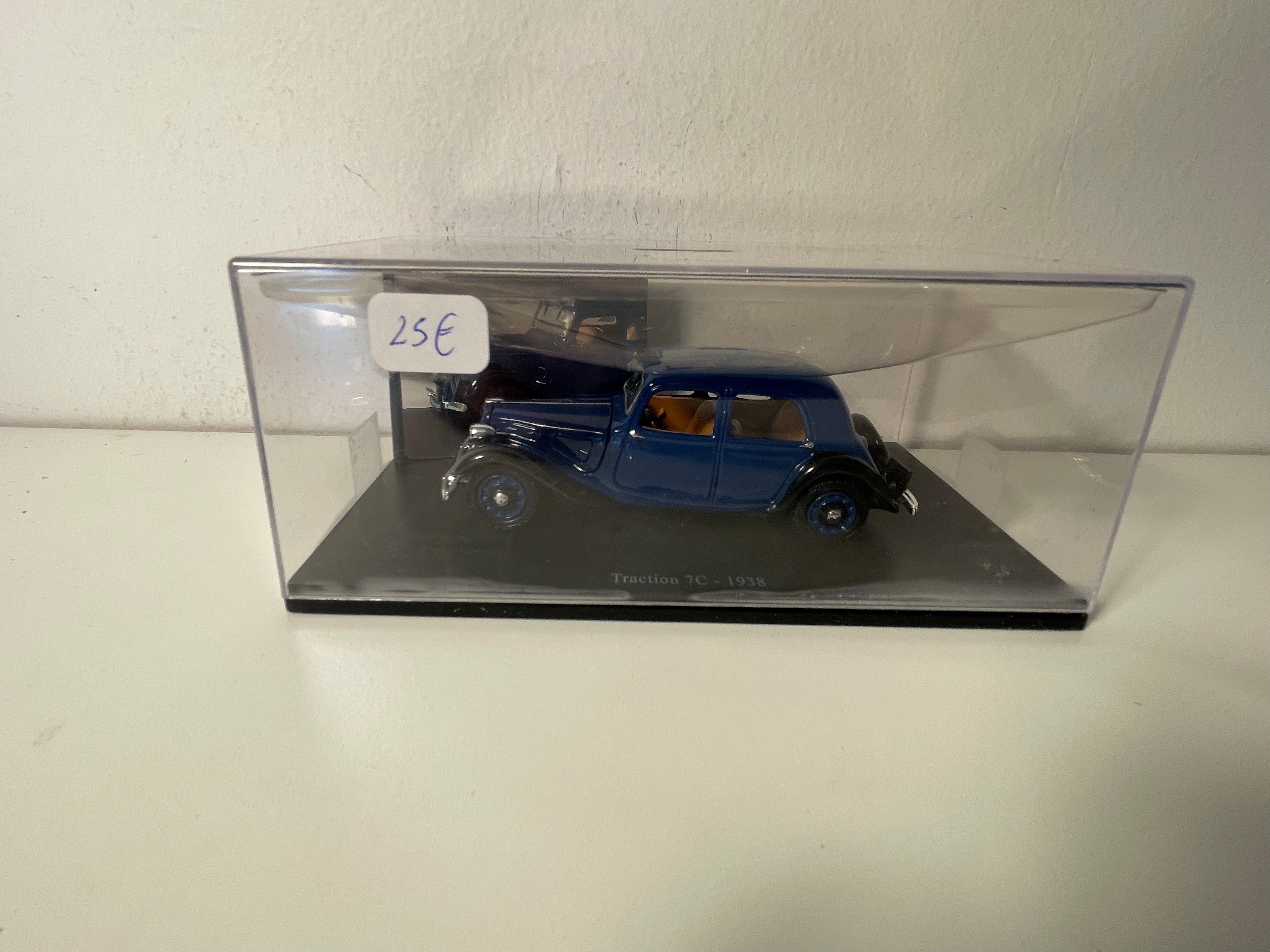 Citroën Traction 7C bleue de 1938 (boite plexi)