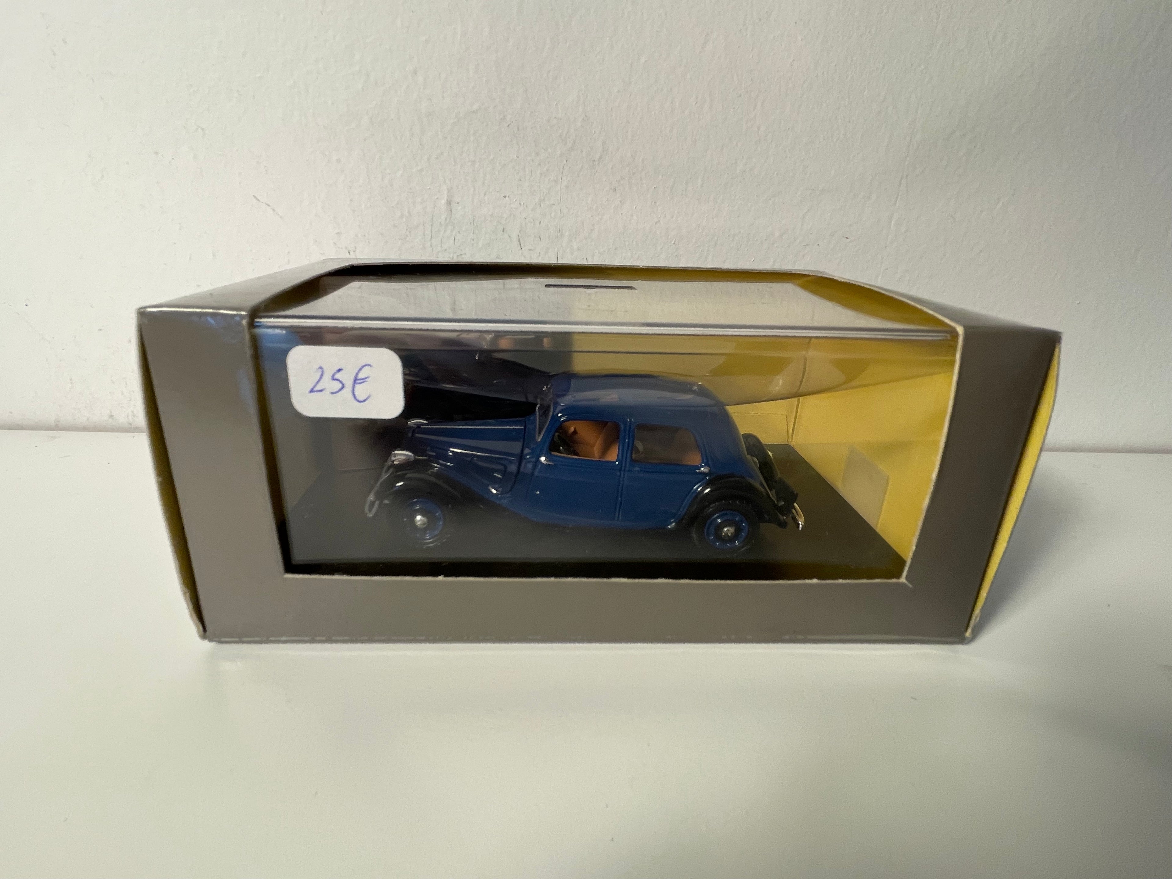 Citroën Traction 7C bleue de 1938 (boite plexi)