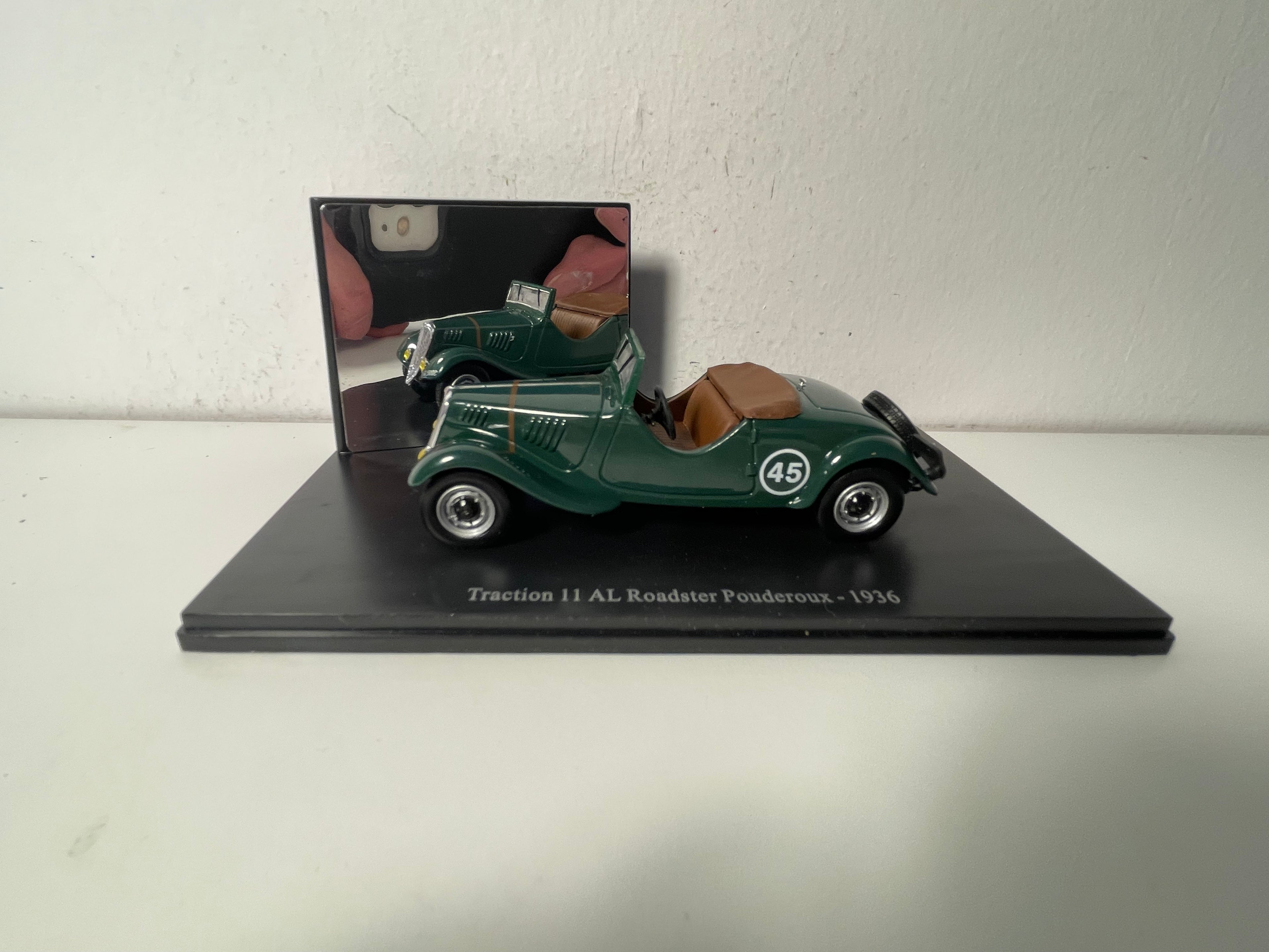 Citroën Traction 11 AL Roadster Pouderoux gréng Nummer 45 vu 1936 (plexi Këscht)